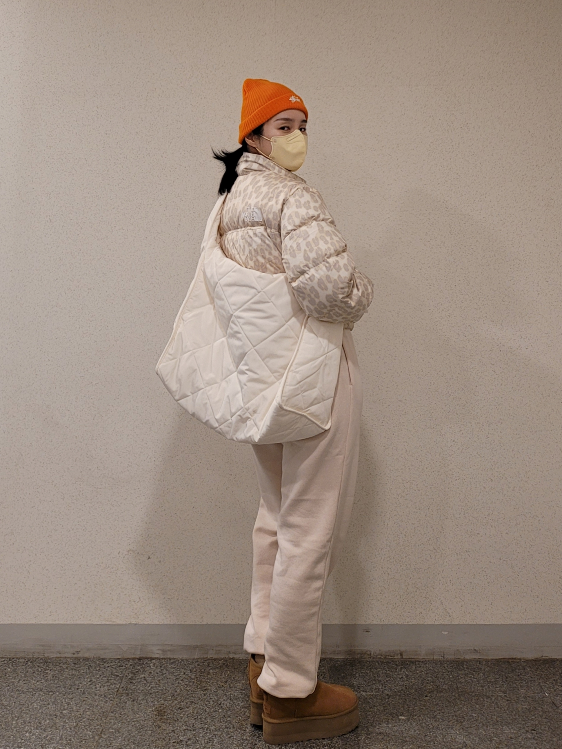 COS Diamond Quilted Oversized Shoulder Bag Cream, (W) UGG Classic Ultra Mini Platform Boots Chestnut 착용 스타일 - 2
