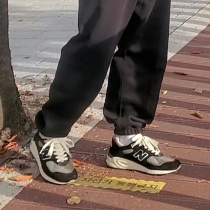 New Balance 990v2 Made in USA Black True camo 착용 스타일 - 2