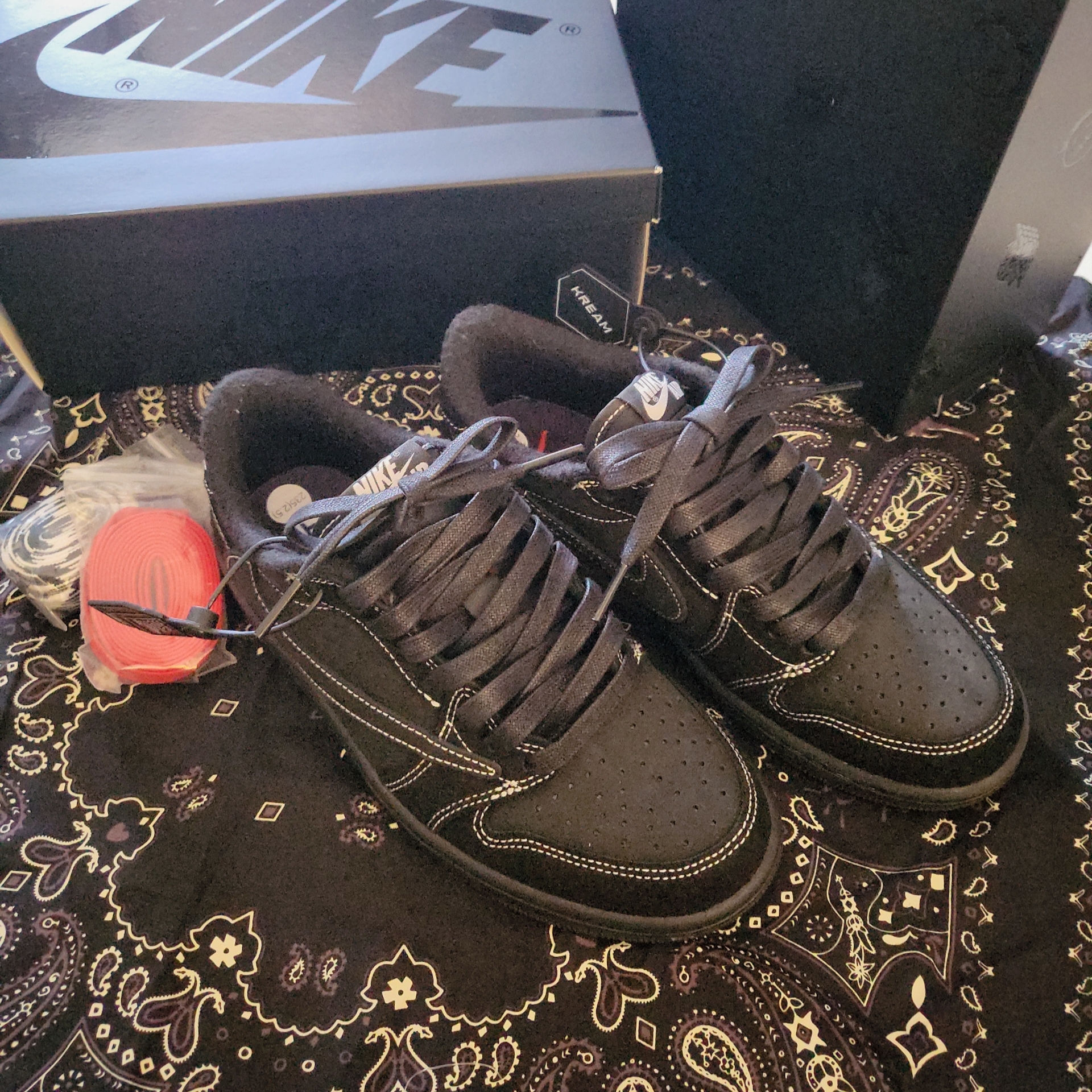 Jordan 1 x Travis Scott Retro Low OG SP Black Phantom 착용 스타일 - 3