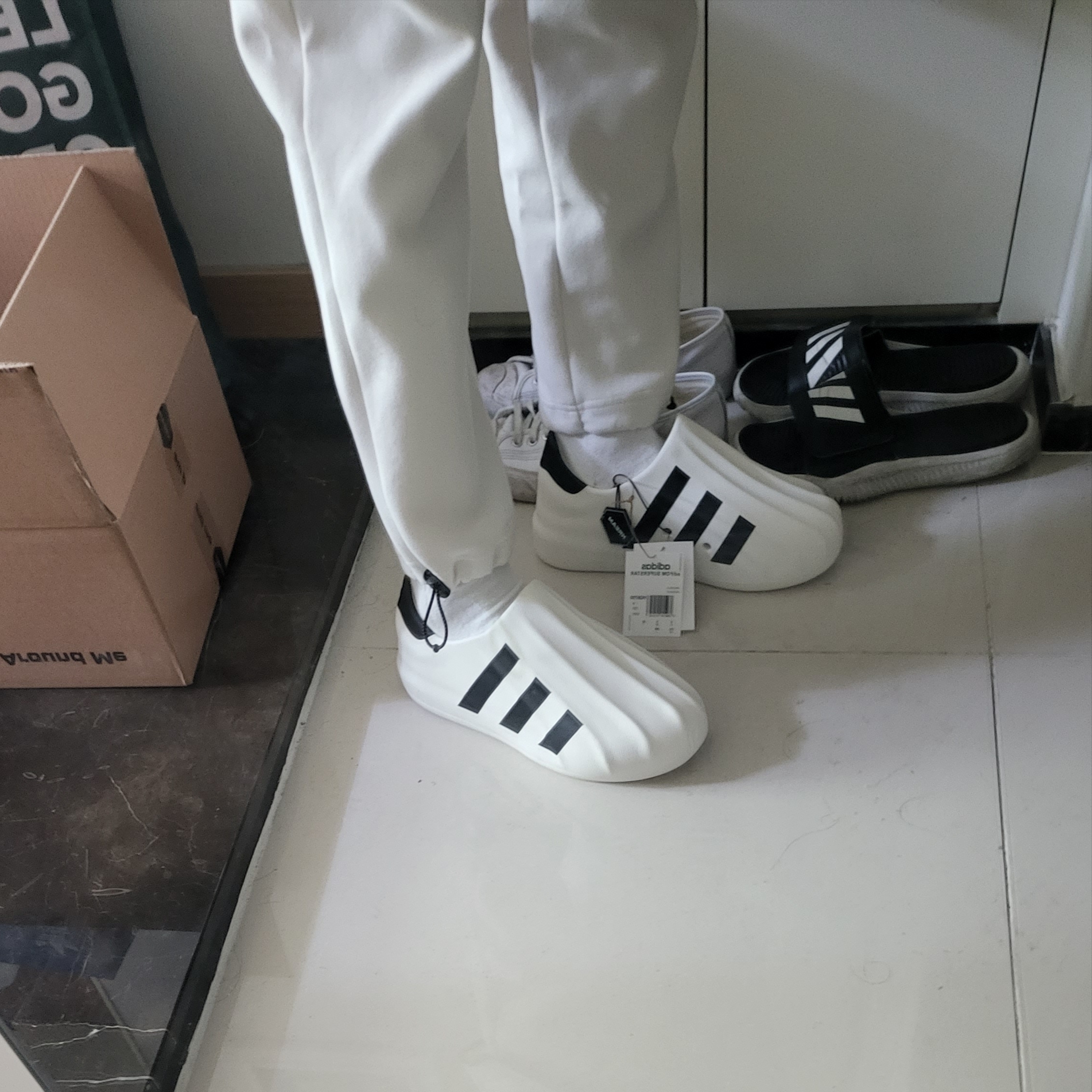 Adidas Adifom Superstar Core White 착용 스타일