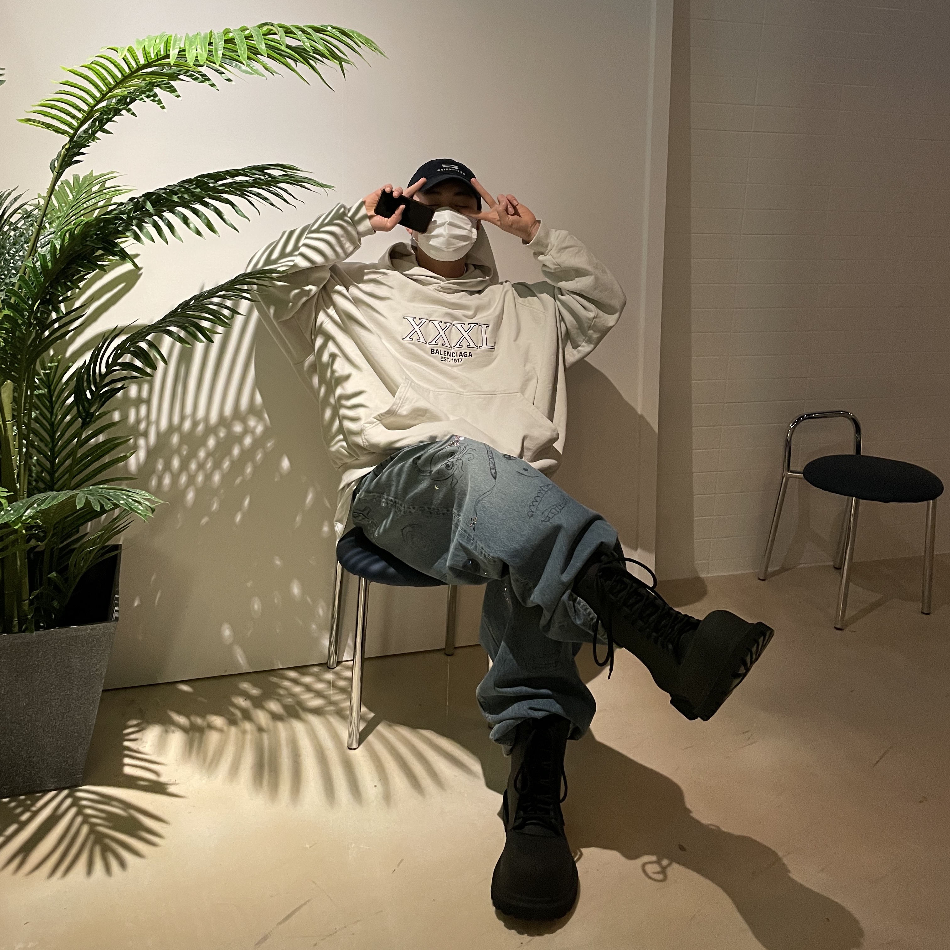 Balenciaga XL Army Boots Full Eva Black, Balenciaga 3XL Patched T-Shirt Hoodie Oversized Off White 착용 스타일 - 2