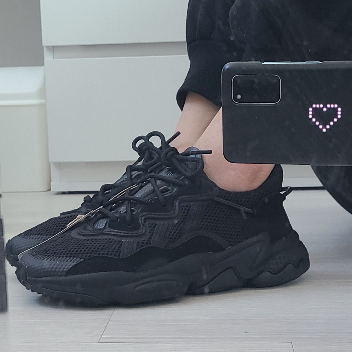 Adidas Ozweego Core Black 착용 스타일 - 2