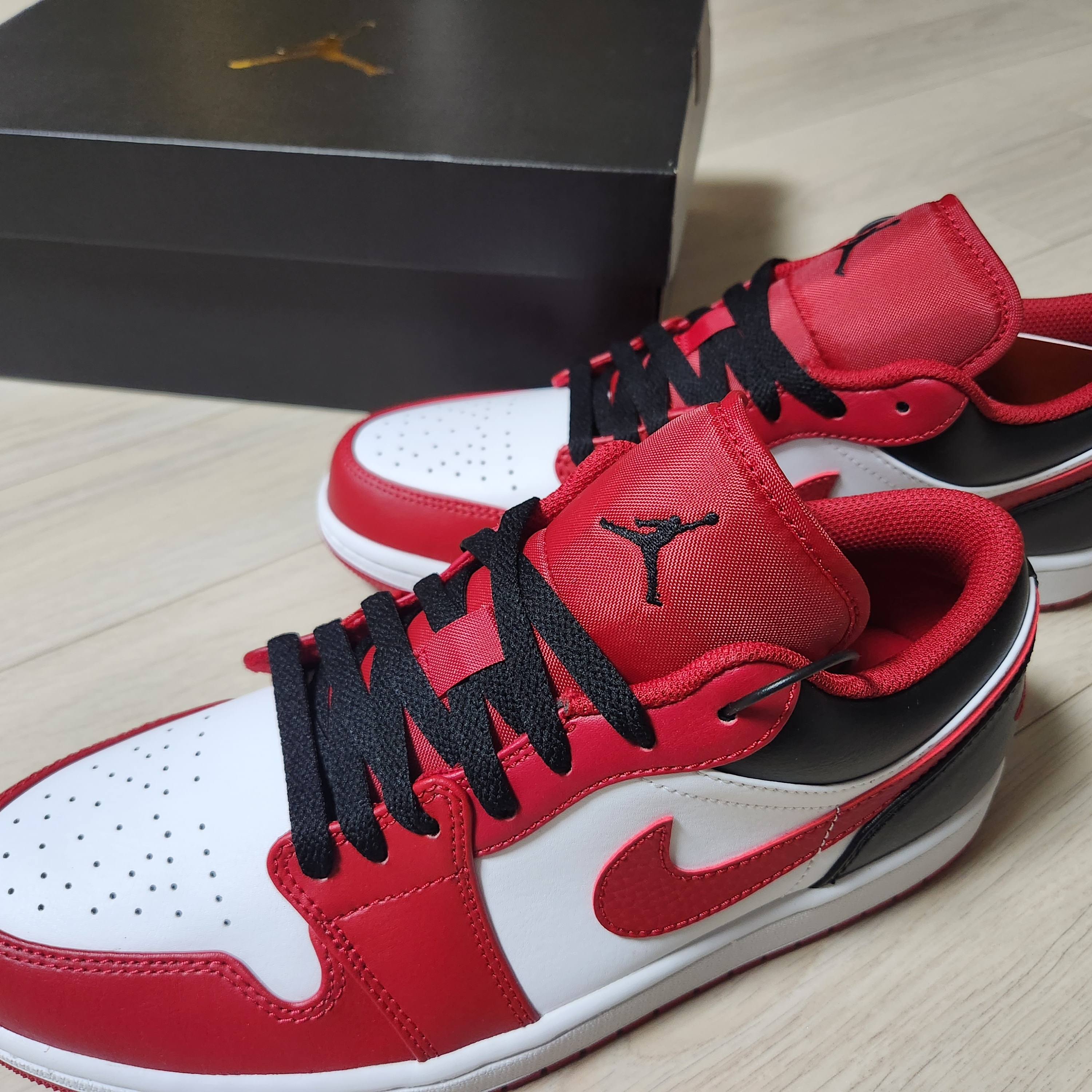 Jordan 1 Low White Gym Red Black 착용 스타일 - 2