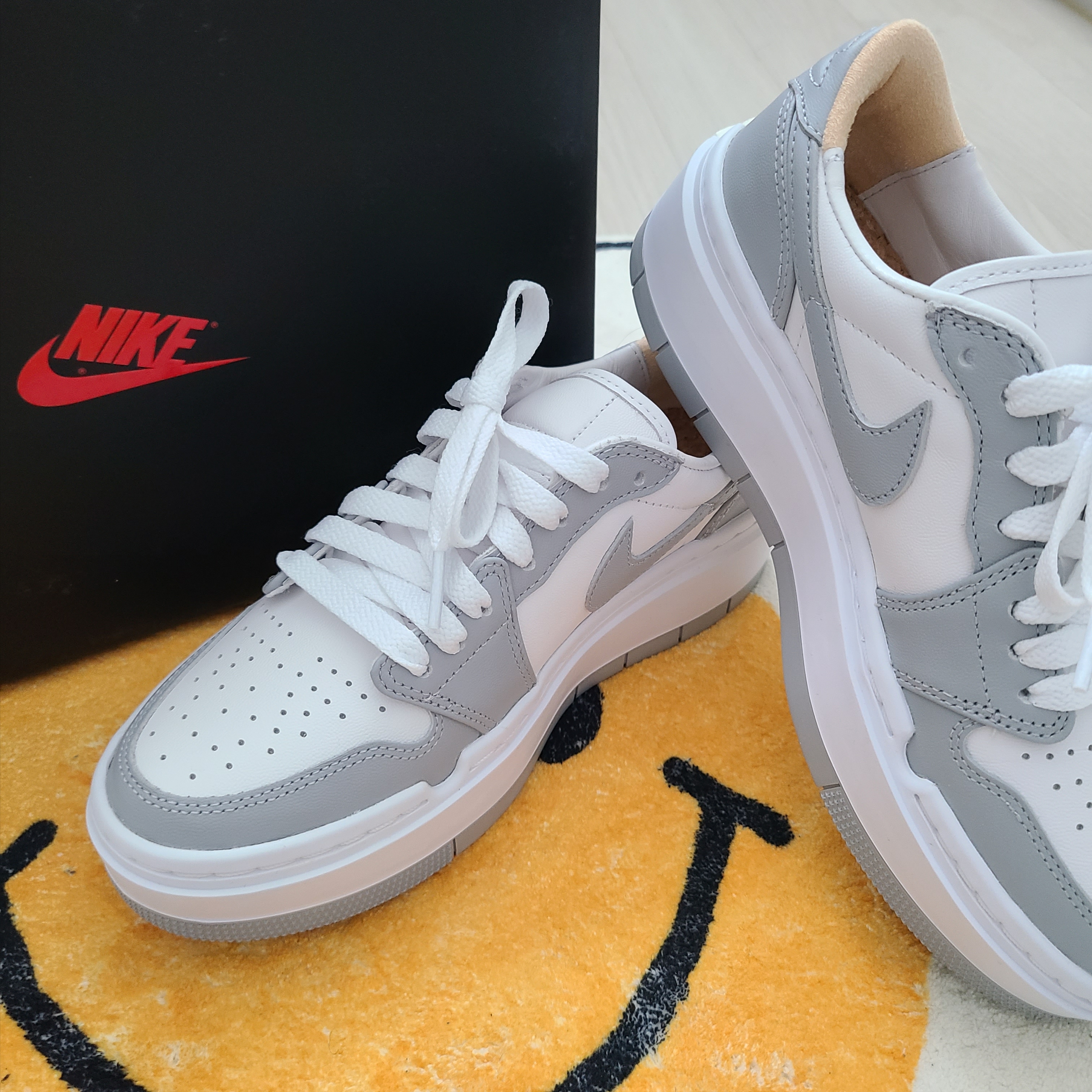 (W) Jordan 1 Elevate Low White and Wolf Grey 착용 스타일 - 1