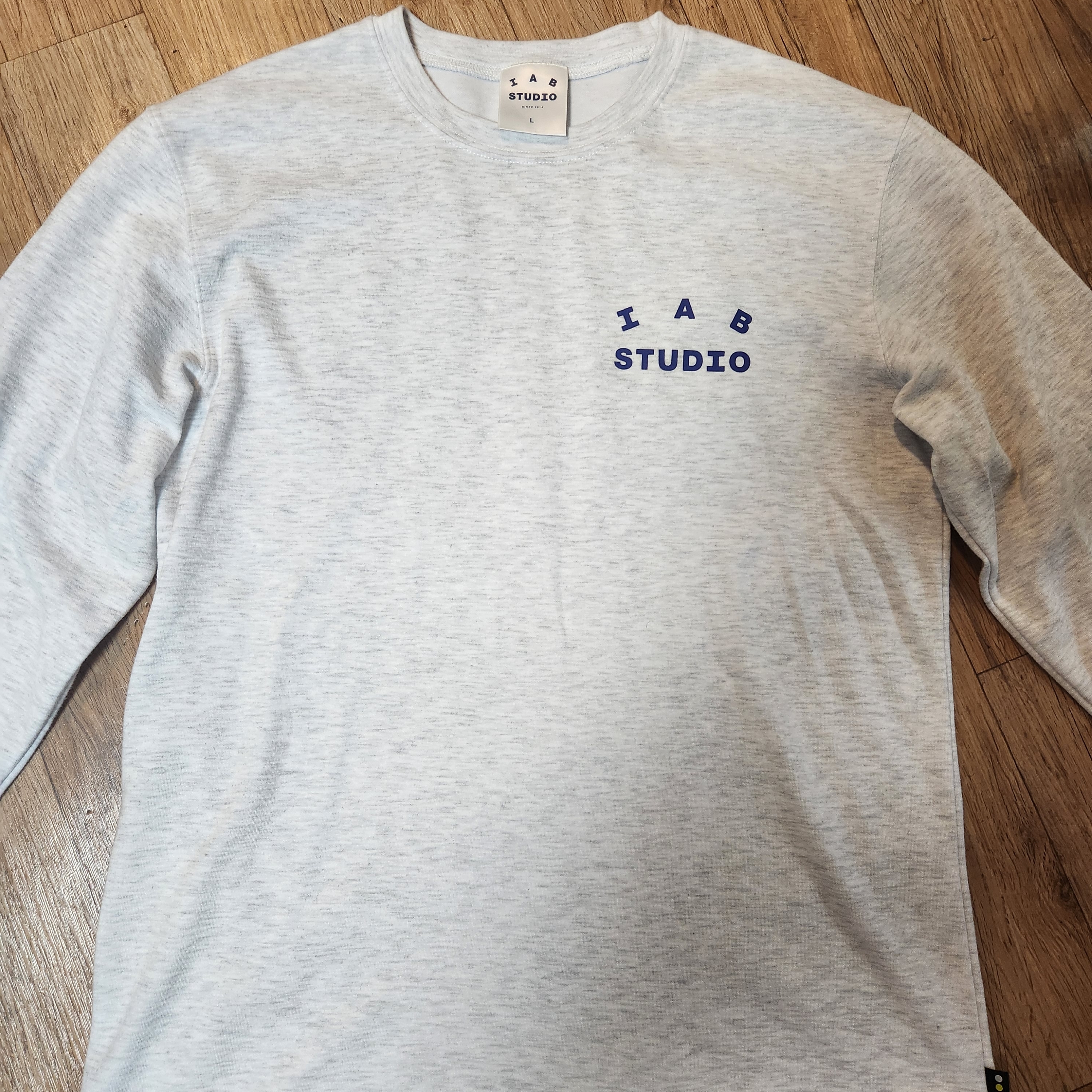 IAB Studio Long Sleeve Light Gray 착용 스타일 - 1