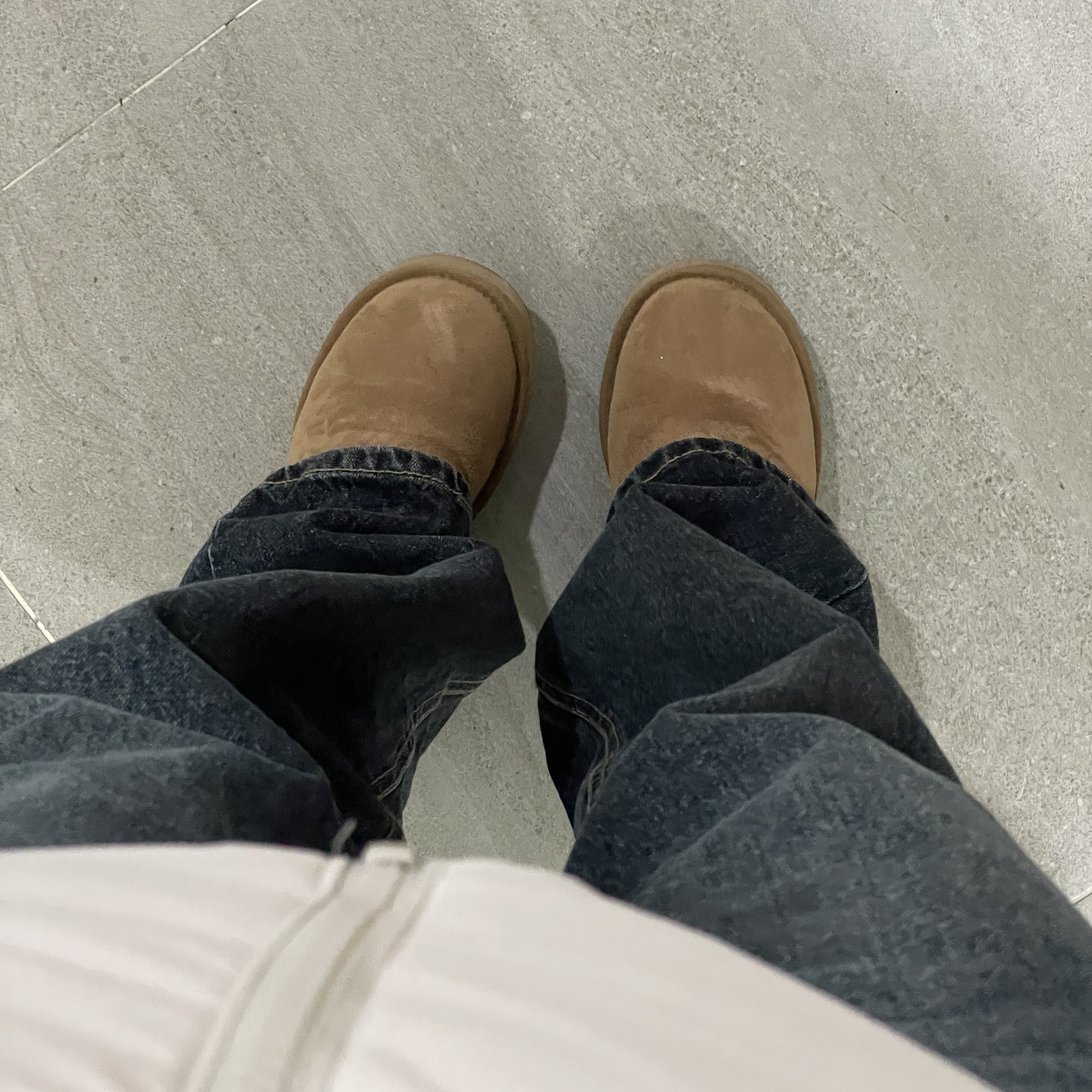 (W) UGG Classic Ultra Mini Boots Chestnut 착용 스타일 - 3