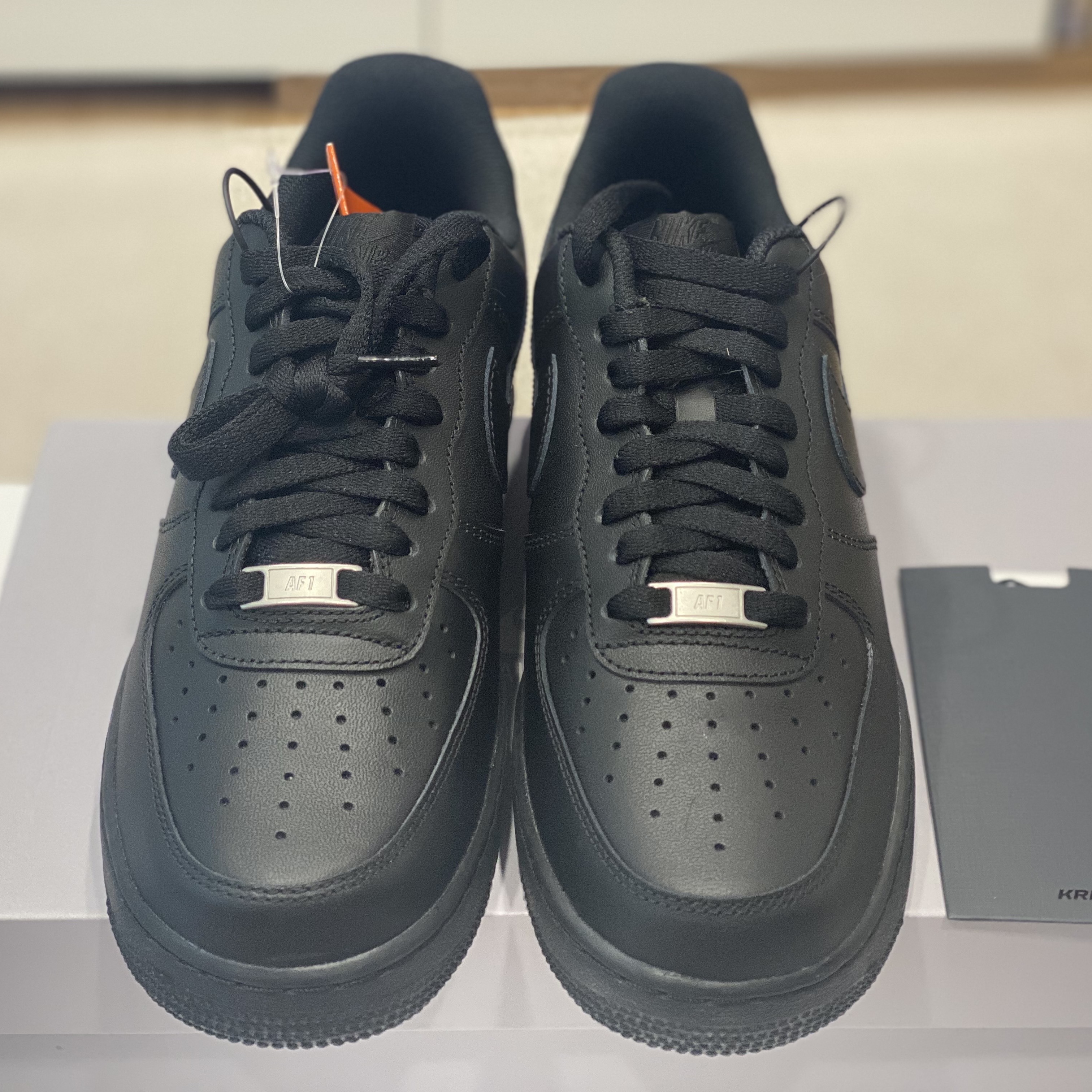 Nike Air Force 1 '07 Low Triple Black 착용 스타일 - 2