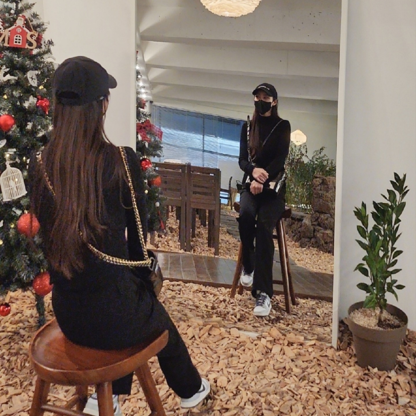 Chanel Gabrielle Small Hobo Bag Aged Calfskin & Gold Black, Balenciaga Logo Cap Black 착용 스타일