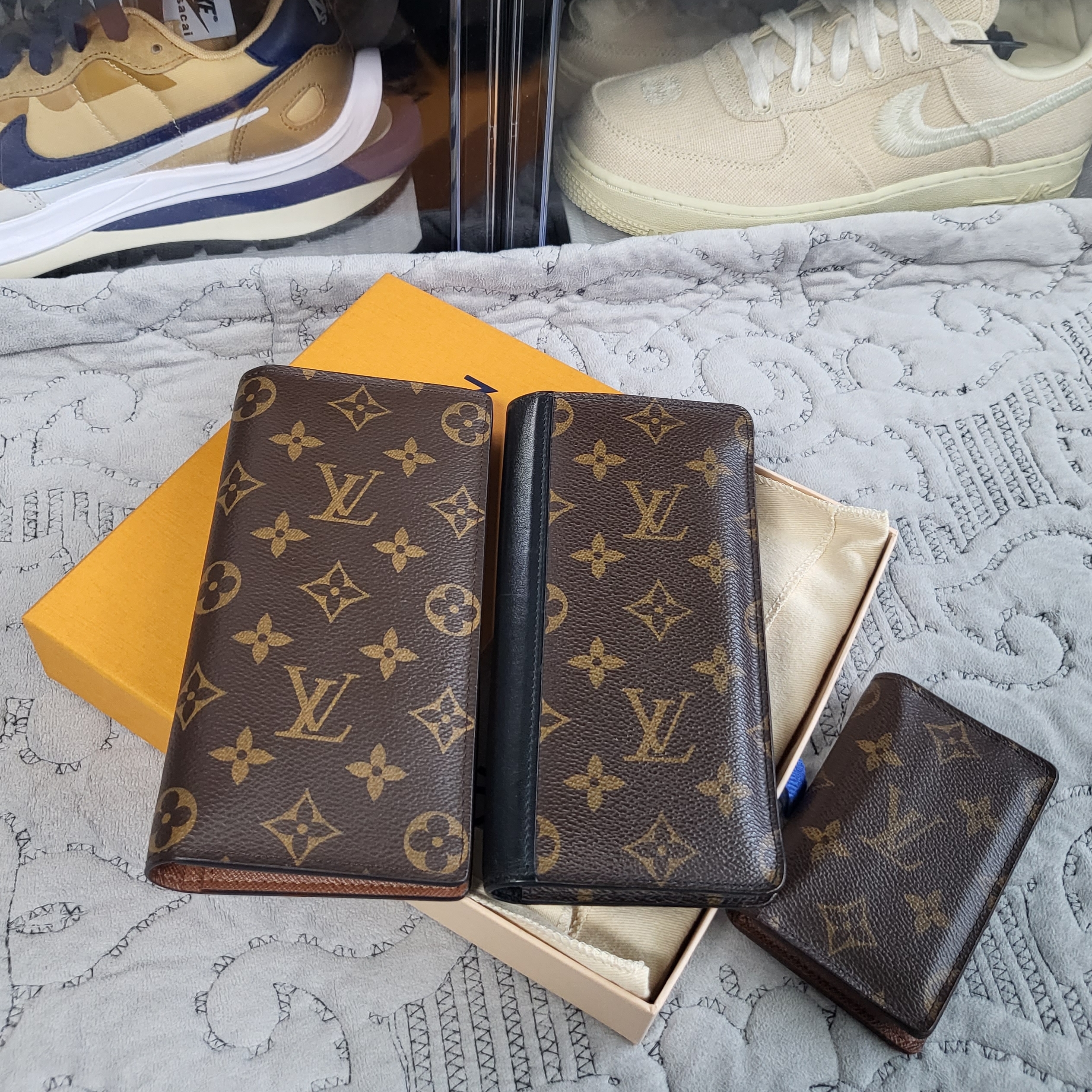 Louis Vuitton Brazza Wallet Monogram, Louis Vuitton Envelope Business Card Holder Monogram 착용 스타일 - 2