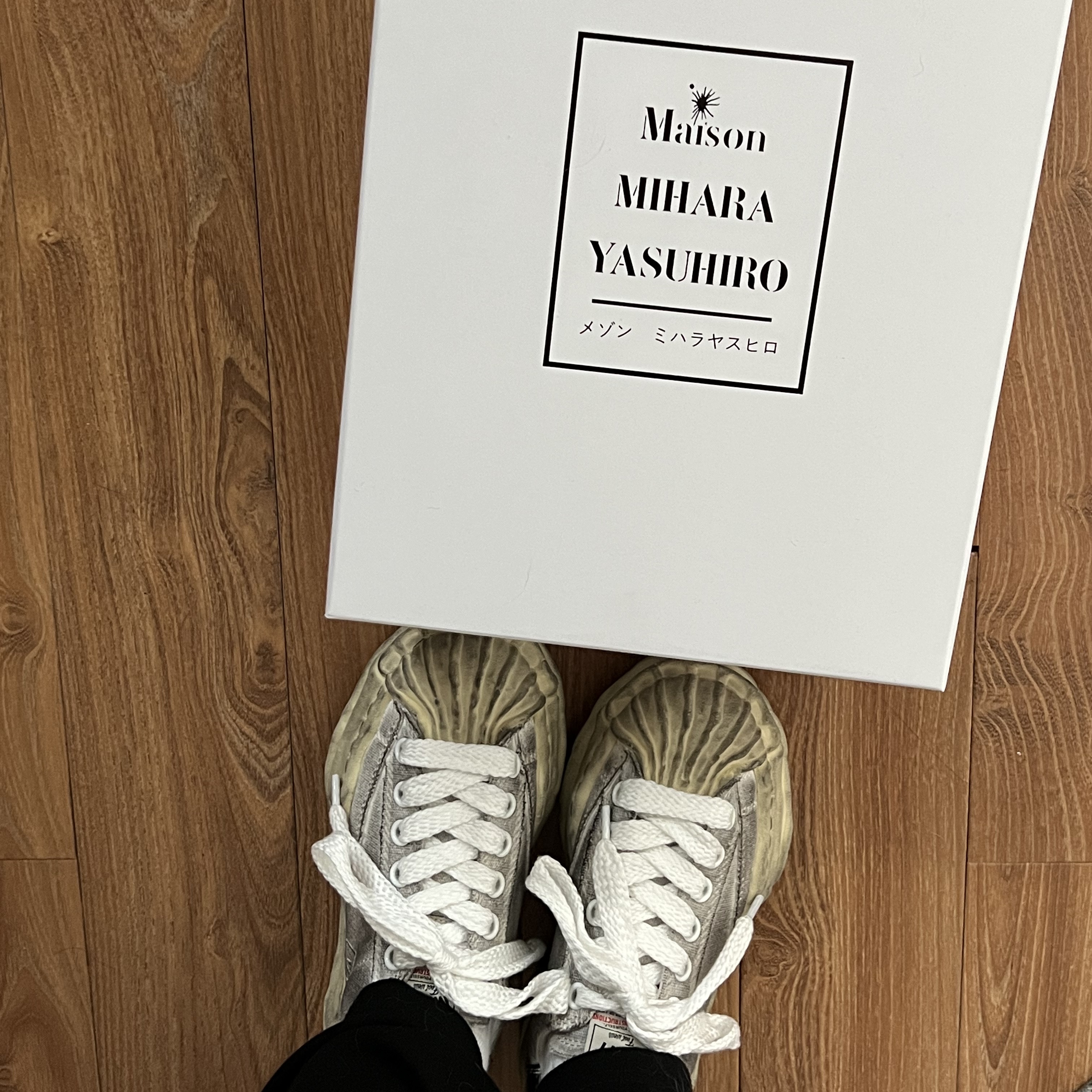 Maison Mihara Yasuhiro Blakey OG Sole Distressed Canvas Low-top Sneakers White 착용 스타일