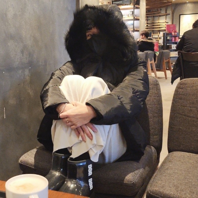 (W) Prada Light Re-Nylon Down Jacket Black, (W) UGG Classic Clear Mini Boots Black 착용 스타일