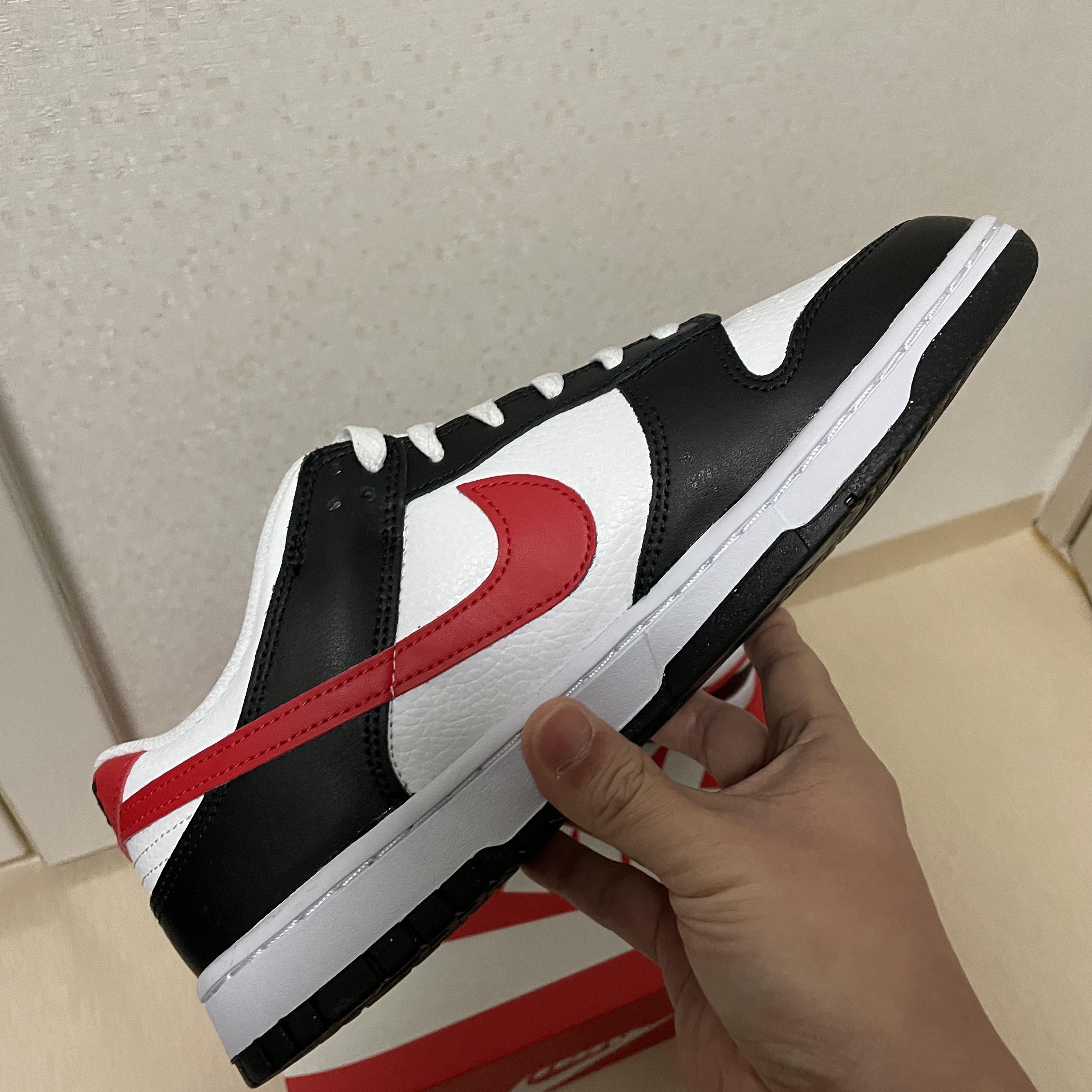 Nike Dunk Low Retro Black University Red 착용 스타일 - 3