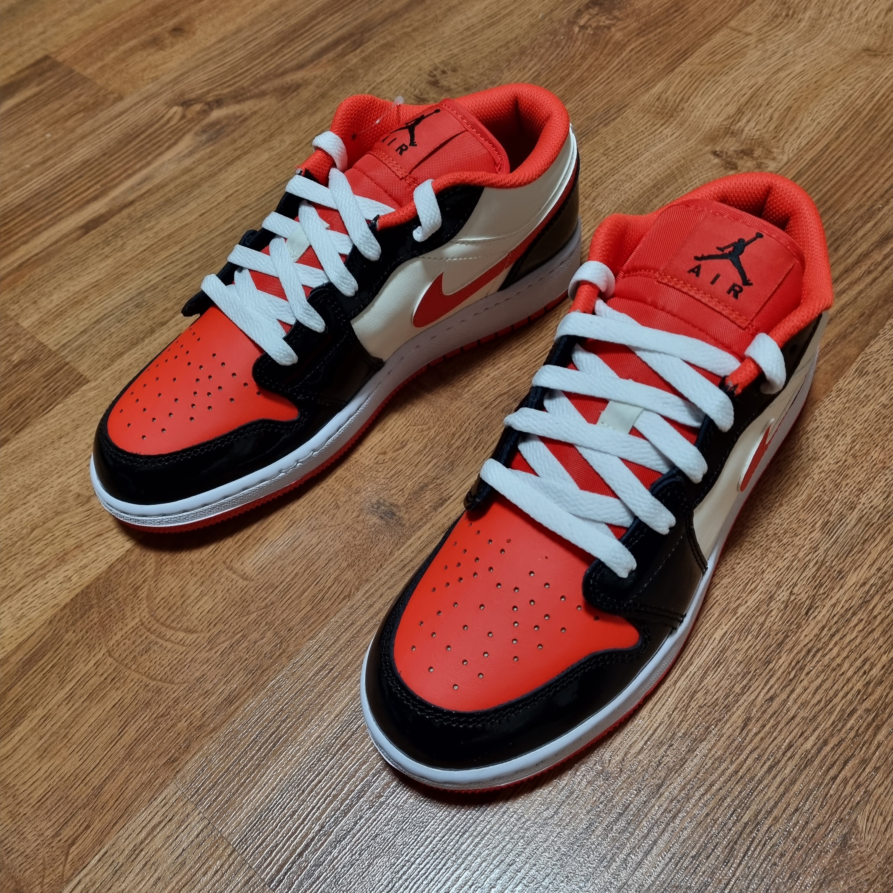 (GS) Jordan 1 Low SE Team Orange Black 착용 스타일 - 2