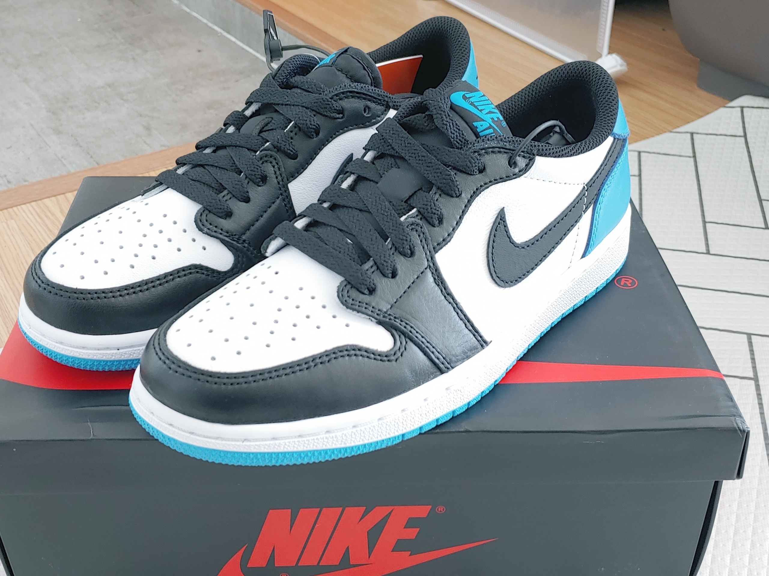 Jordan 1 Retro Low OG Black and Dark Powder Blue 착용 스타일