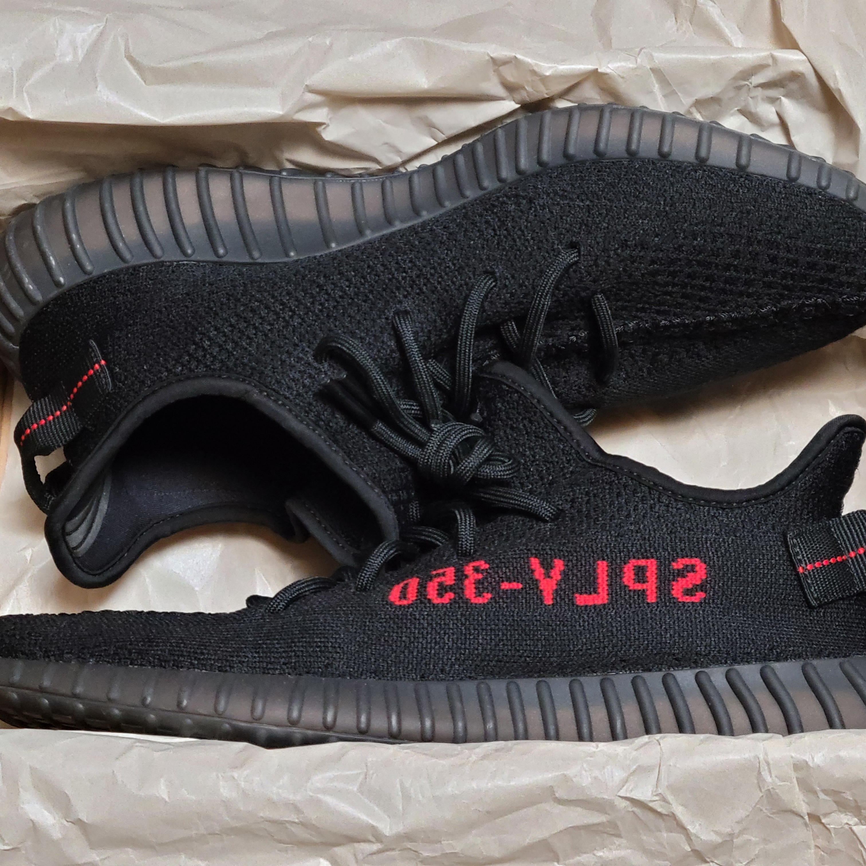 Adidas Yeezy Boost 350 V2 Black Red 2020 착용 스타일 - 1