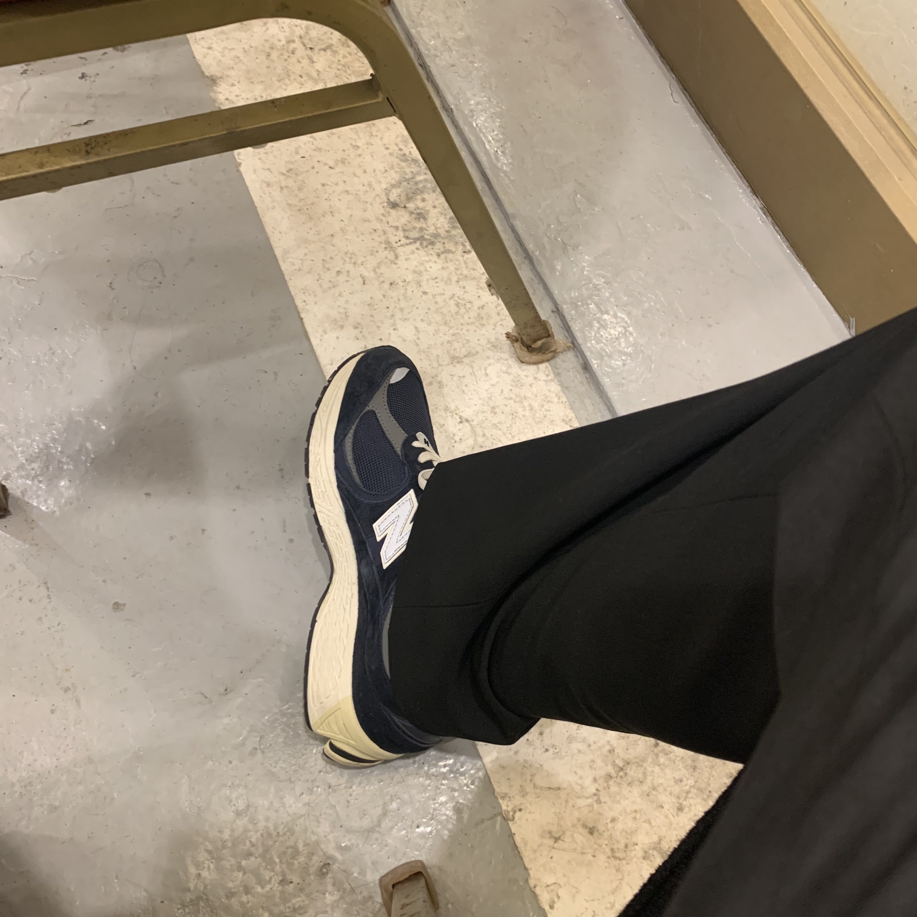 New Balance 2002R Eclipse Castlerock 착용 스타일