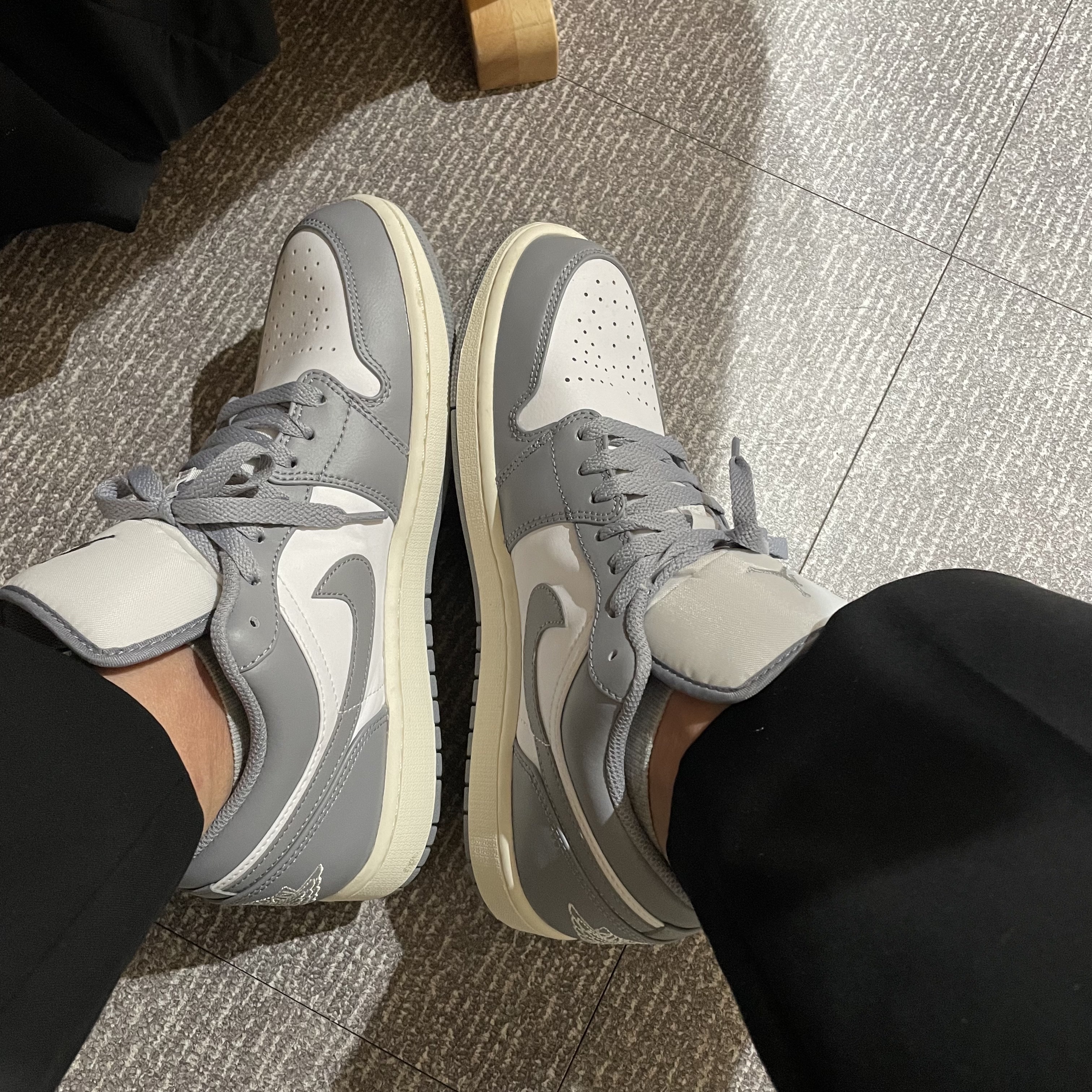 Jordan 1 Low Stealth and White 착용 스타일