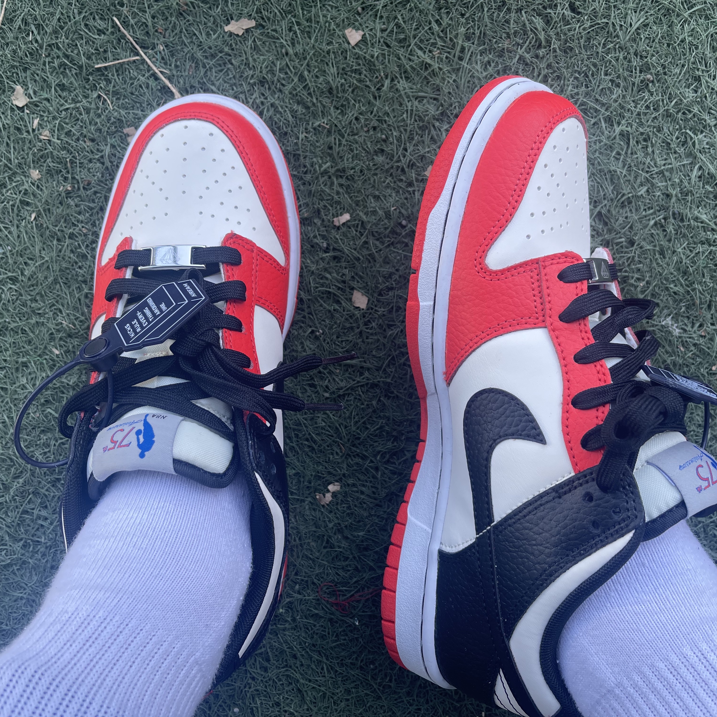 (GS) Nike x NBA Dunk Low Black and Chile Red 착용 스타일 - 3