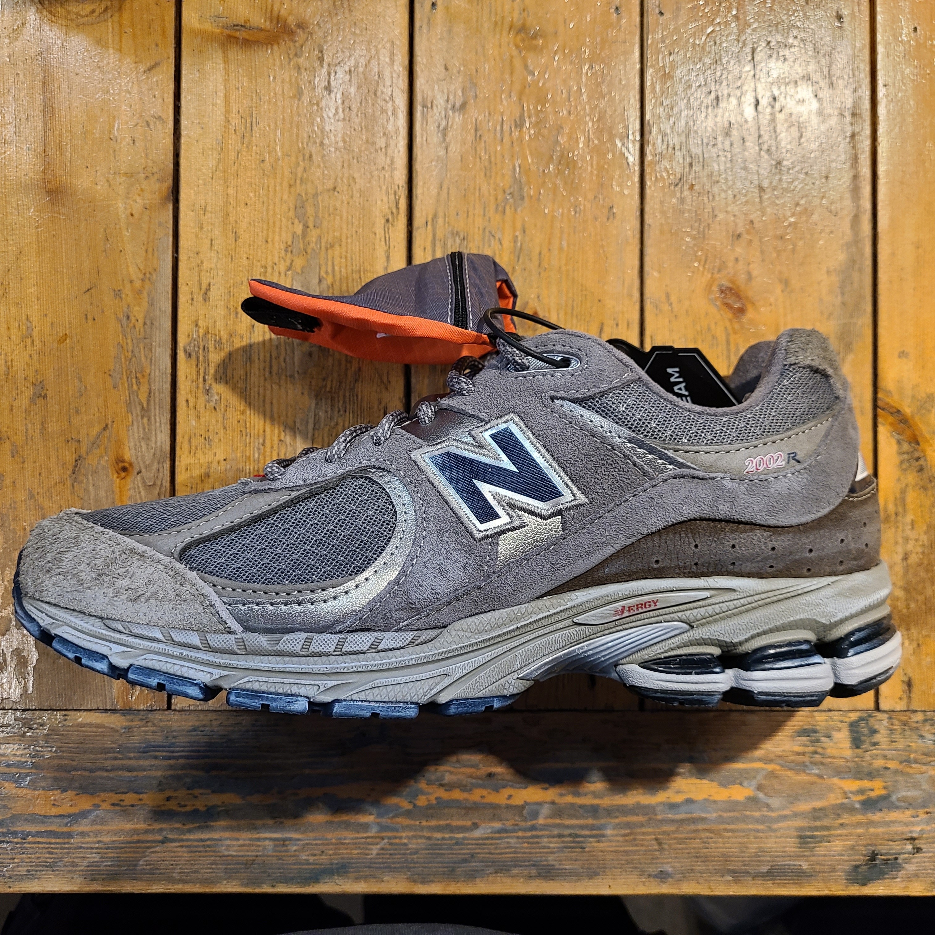 New Balance 2002R Premium Vintage Grey 착용 스타일 - 4