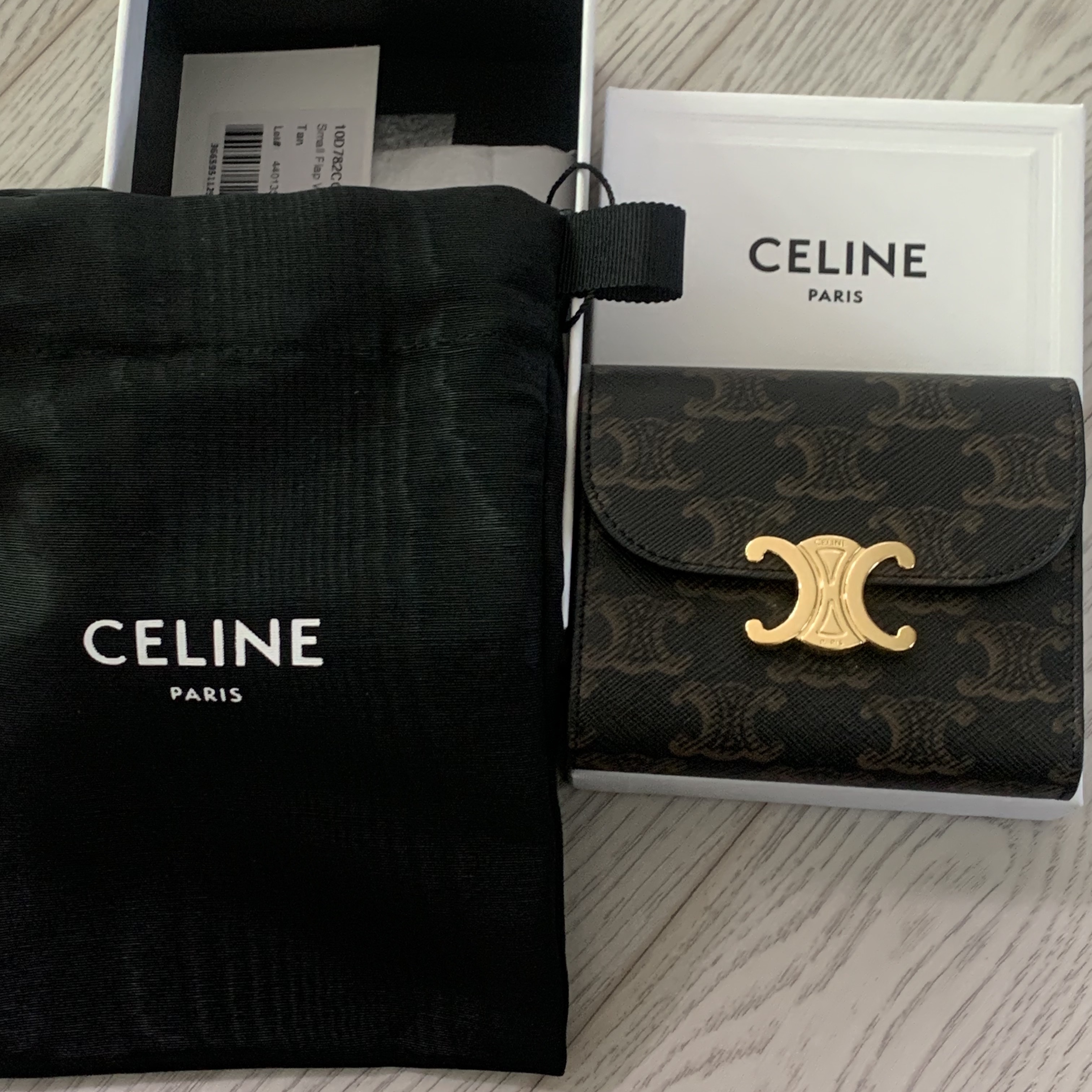 Celine Small Wallet Triomphe in Triomphe Canvas Tan 착용 스타일