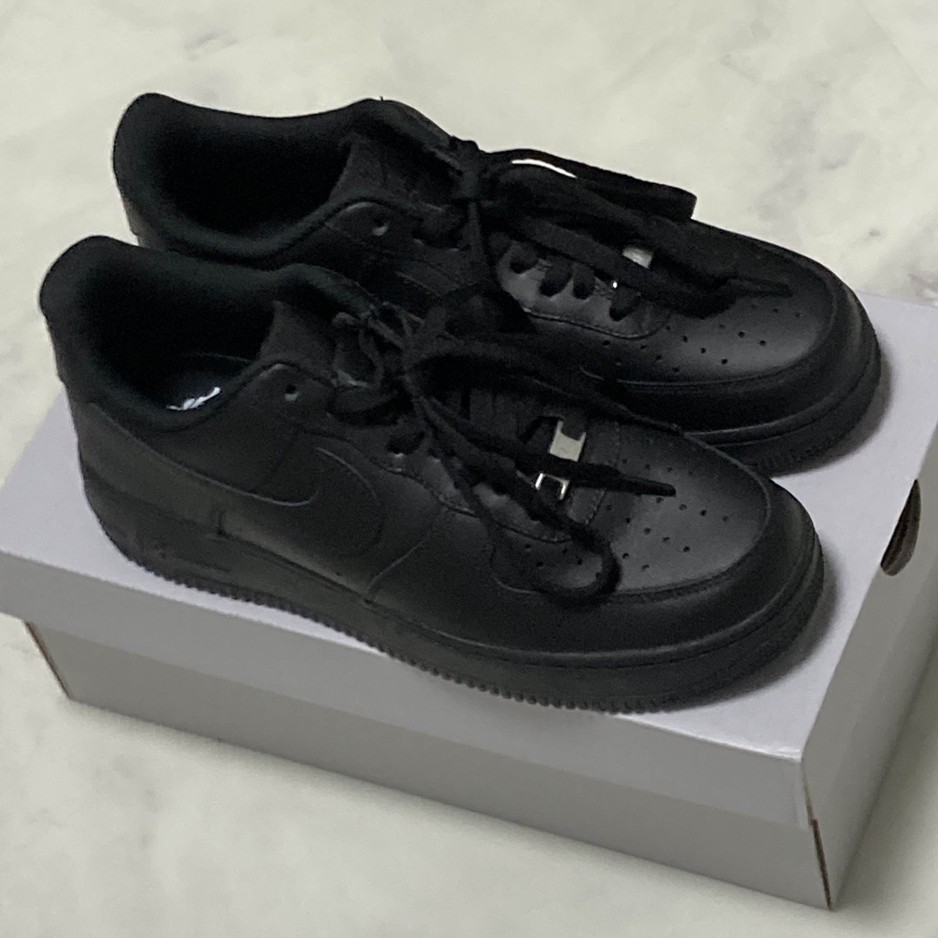 Nike Air Force 1 '07 Low Triple Black 착용 스타일 - 1