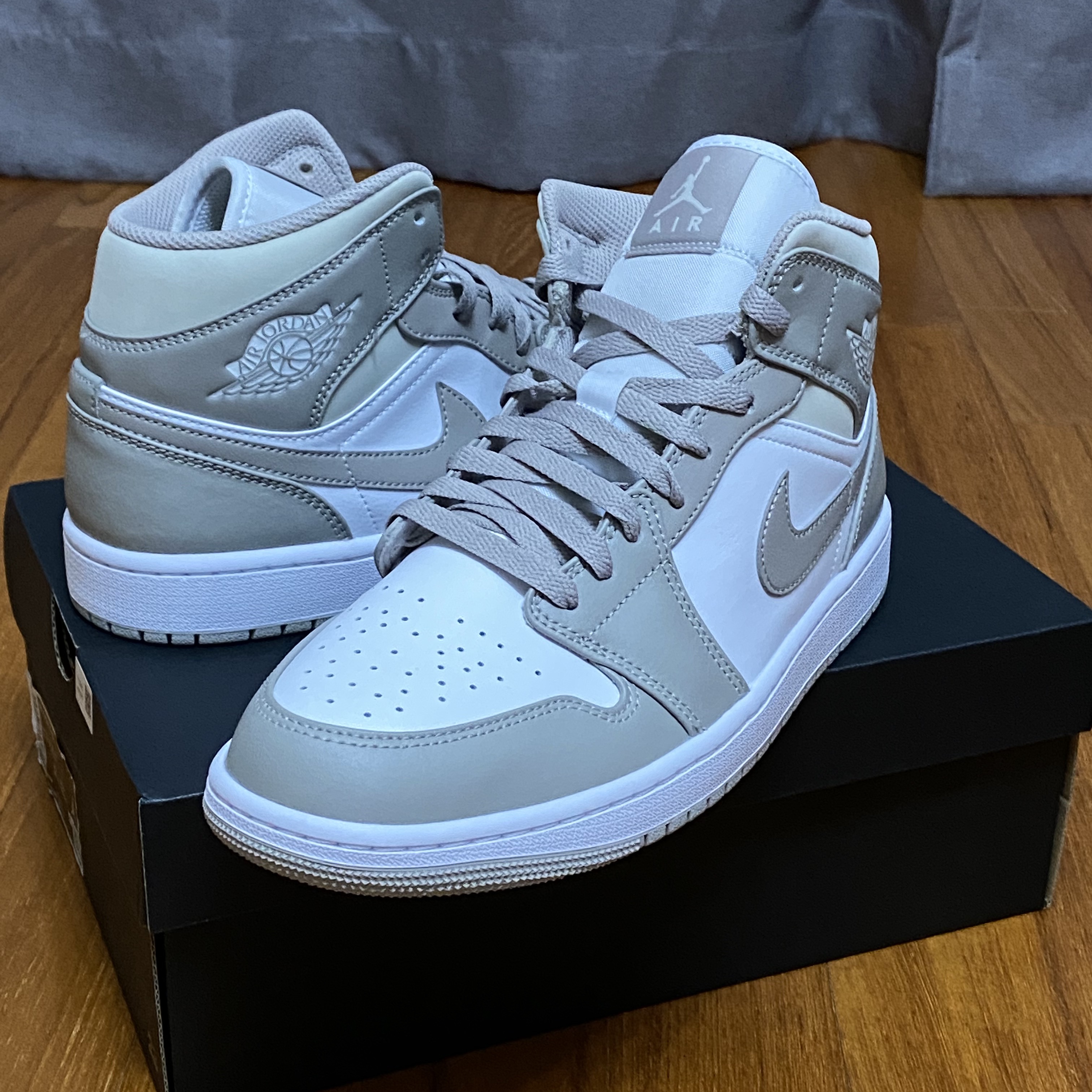 Jordan 1 Mid College Grey 착용 스타일
