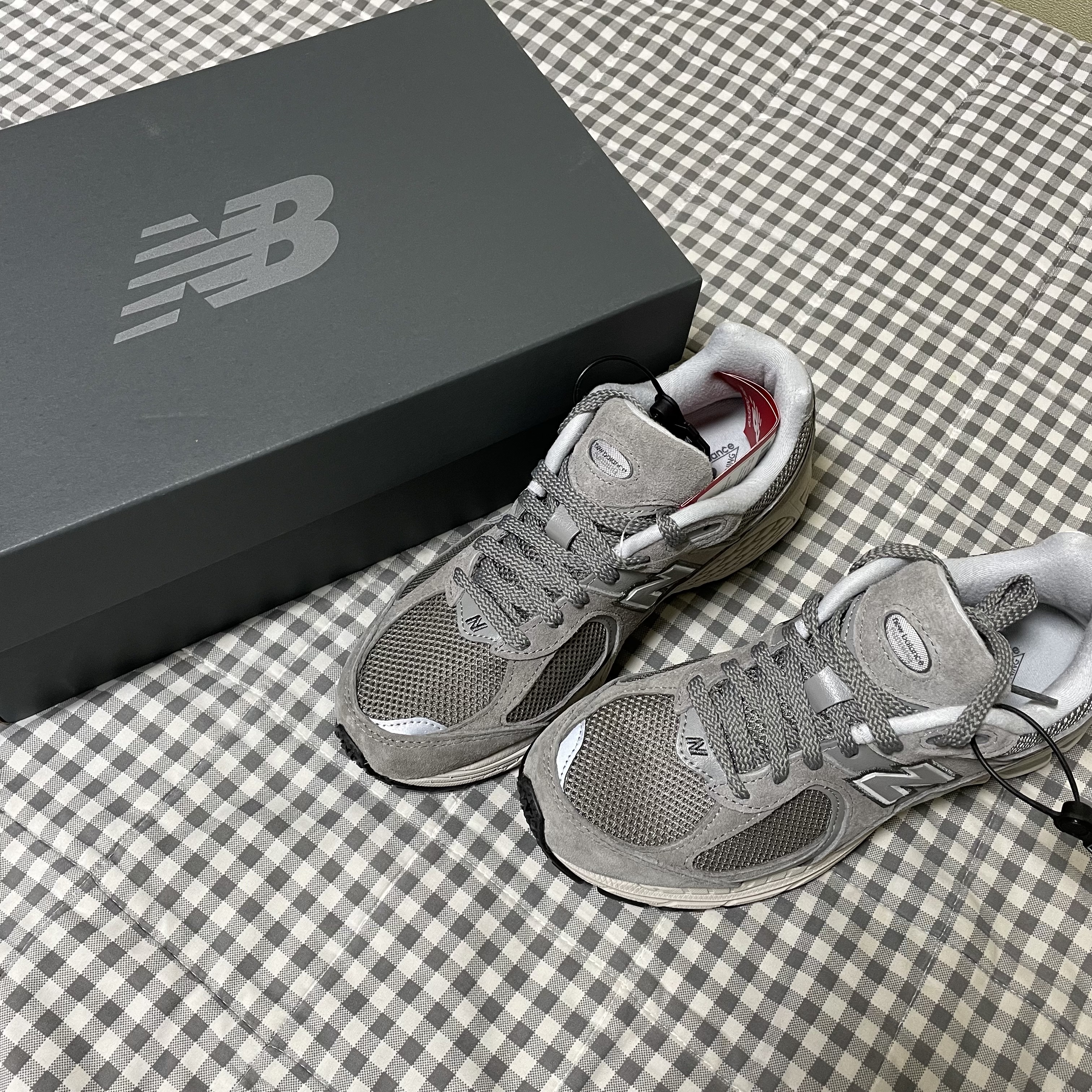 New Balance 2002R Grey 착용 스타일 - 3