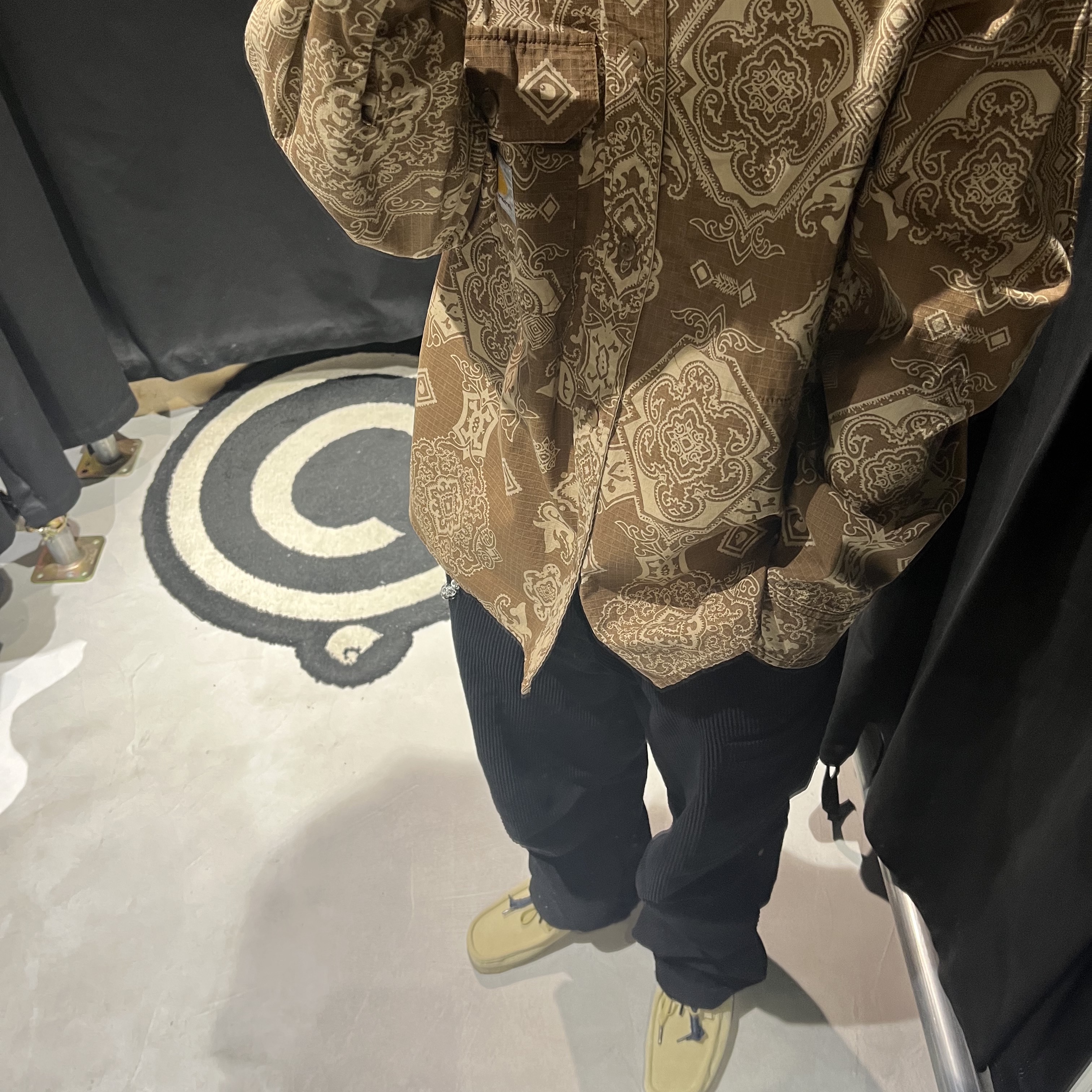 Clarks Wallabee Maple Suede 착용 스타일 - 3