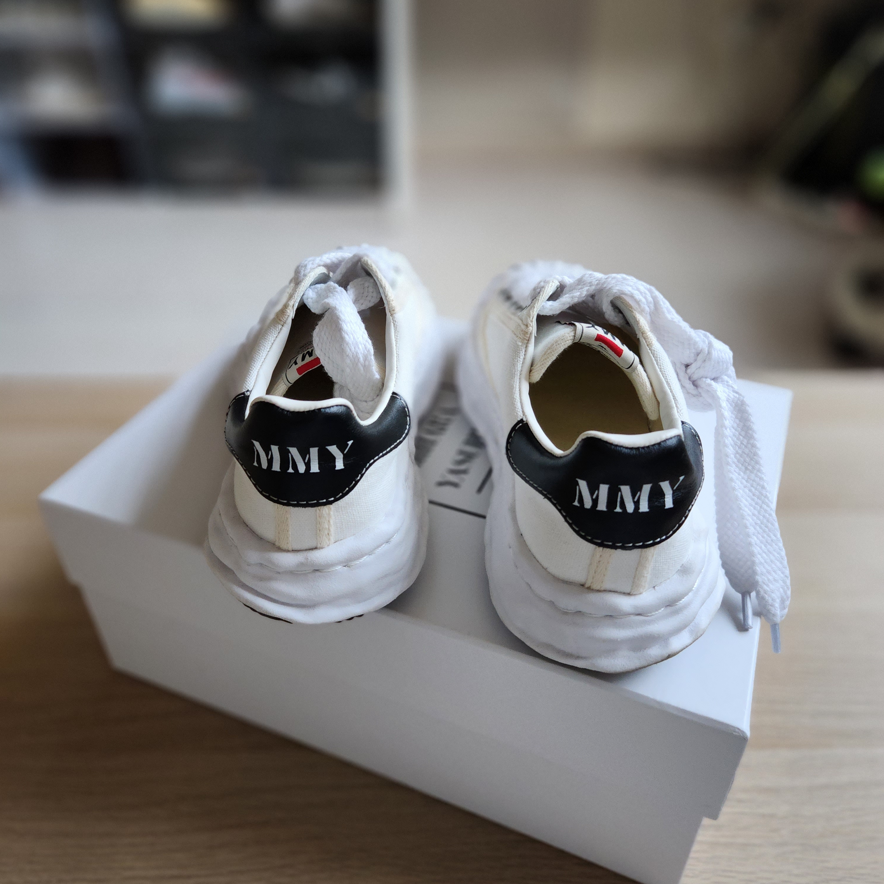 Maison Mihara Yasuhiro Blakey OG Sole Canvas Low-top Sneakers White 착용 스타일 - 4
