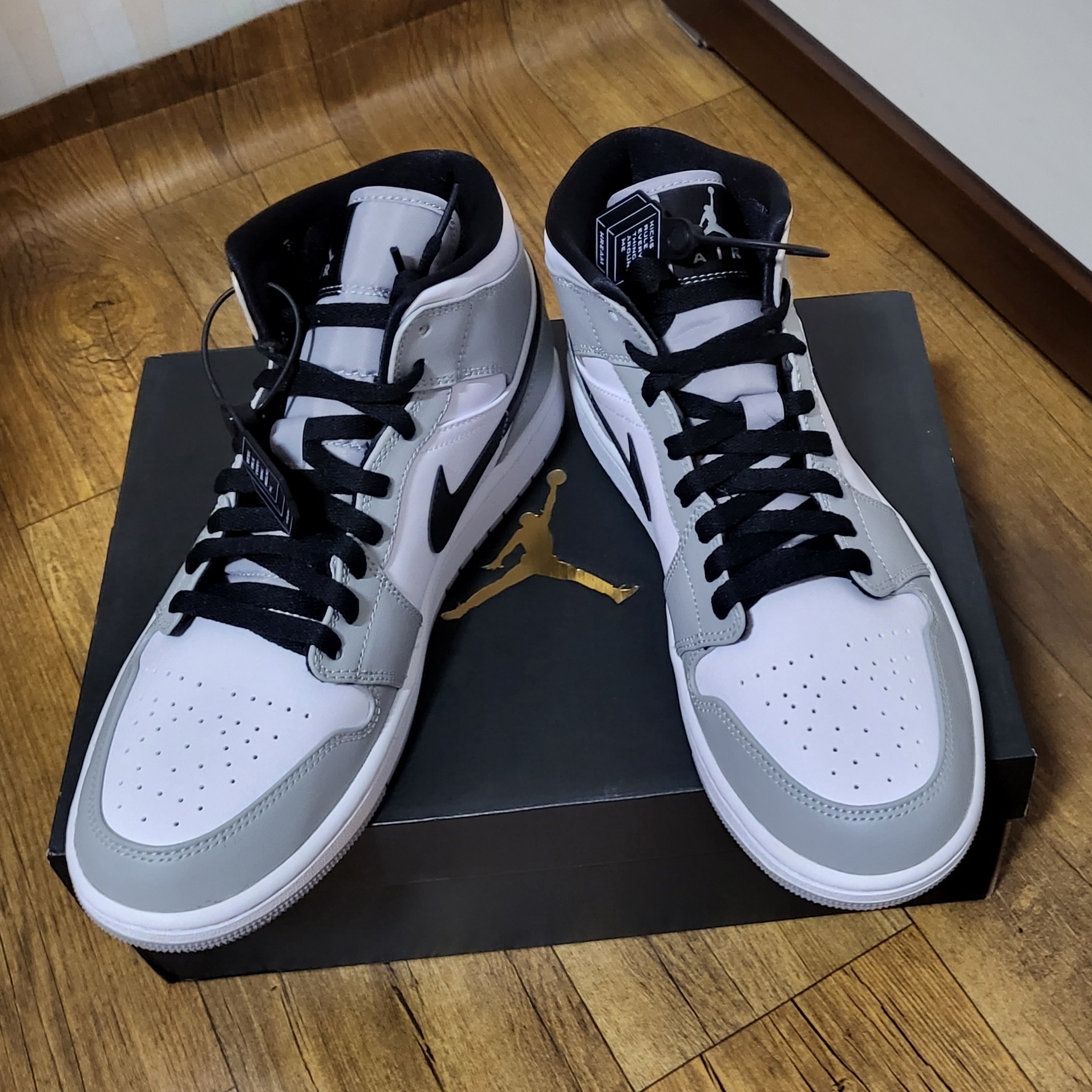 Jordan 1 Mid Light Smoke Grey 착용 스타일 - 2