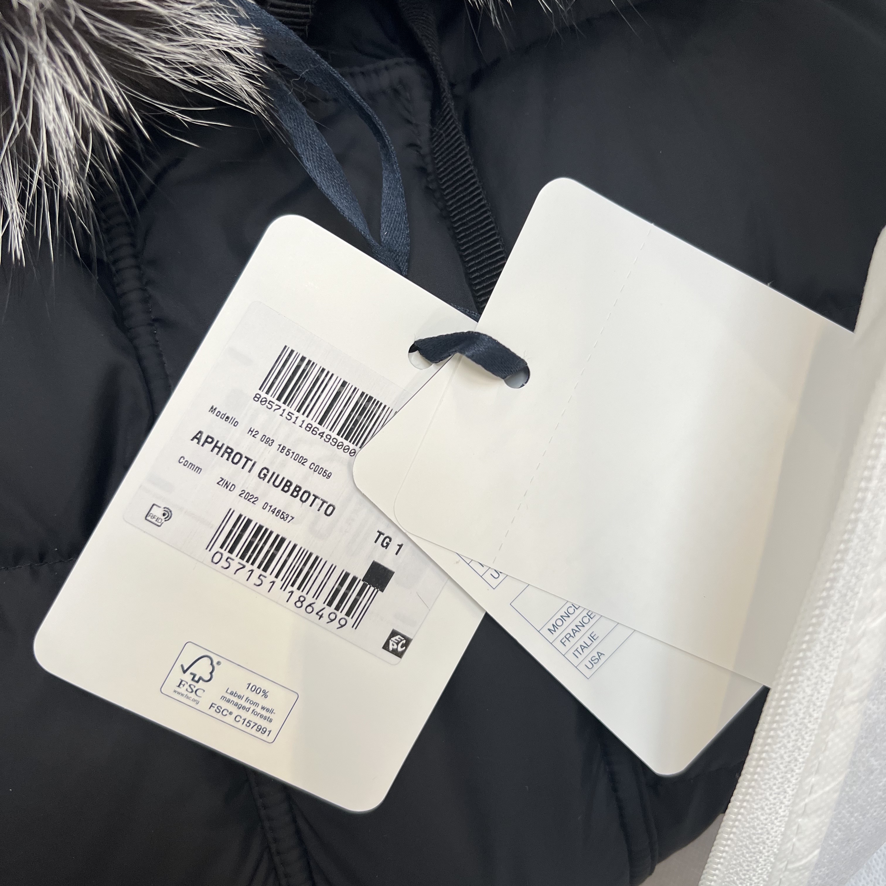 (W) Moncler Aphroti Long Down Jacket Black - 22FW 착용 스타일 - 1