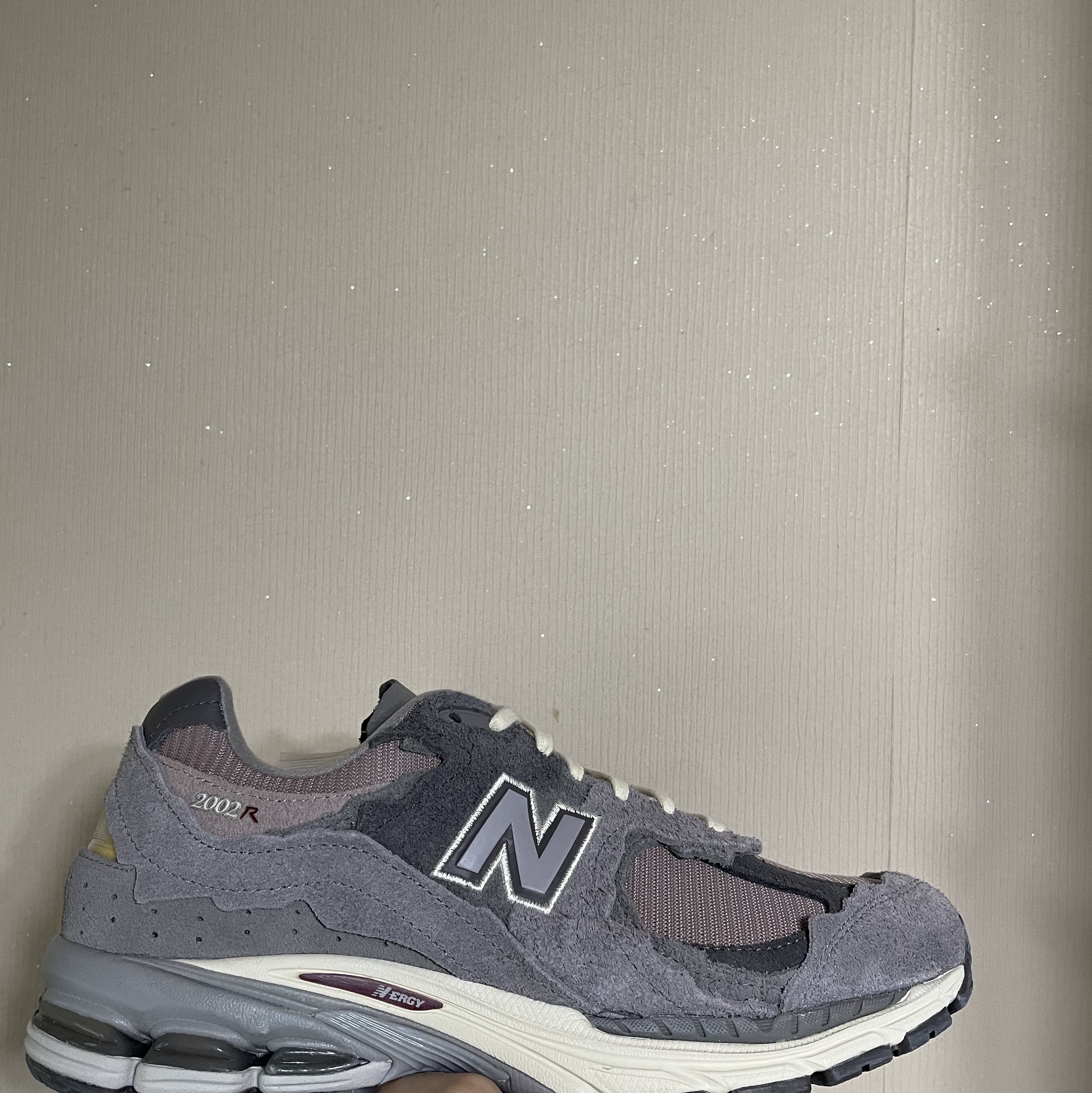 New Balance 2002R Protection Pack Zinc Eiffel Tower 착용 스타일 - 2