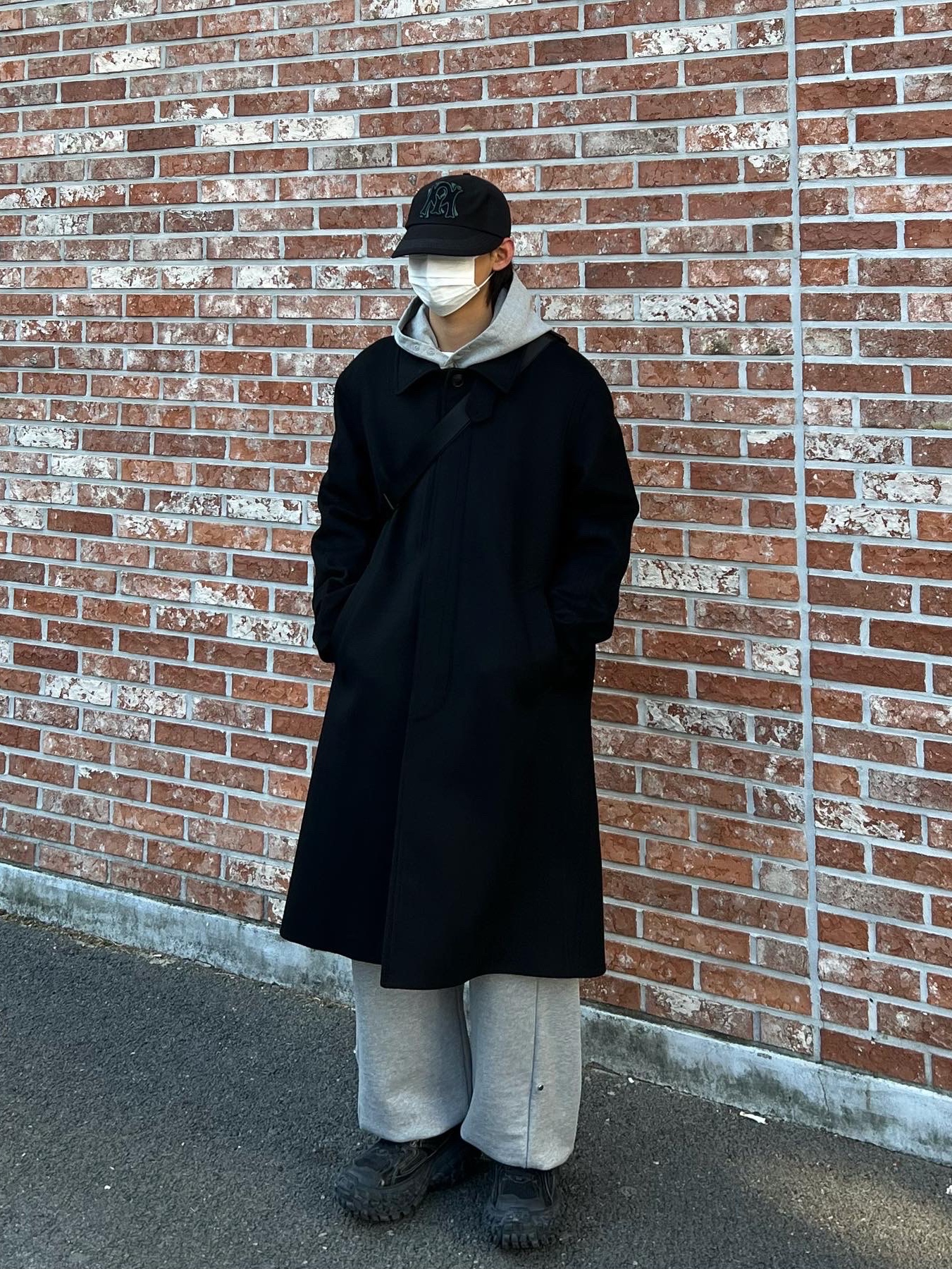 Balenciaga Defender Sneakers Black 착용 스타일 - 1