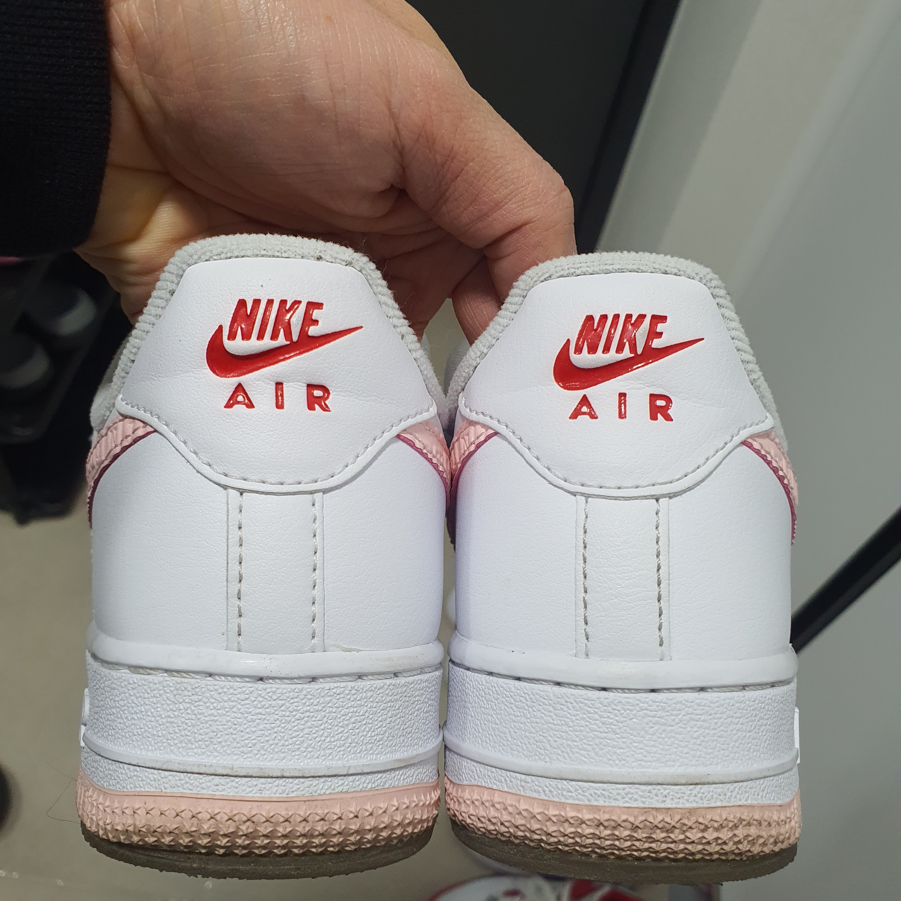 Nike Air Force 1 '07 Valentine's Day 2022 착용 스타일 - 3