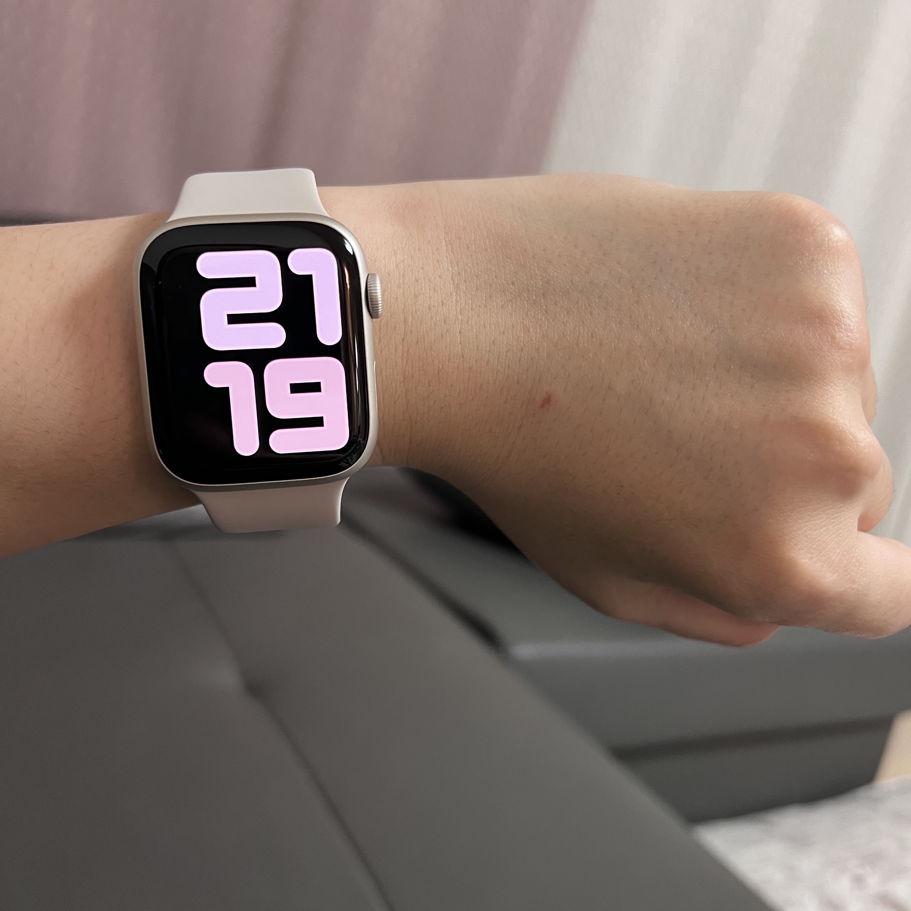 Apple Watch Series 8 45mm GPS Starlight Aluminium Case with Sport Band Starlight (Korean Ver.) 착용 스타일 - 1