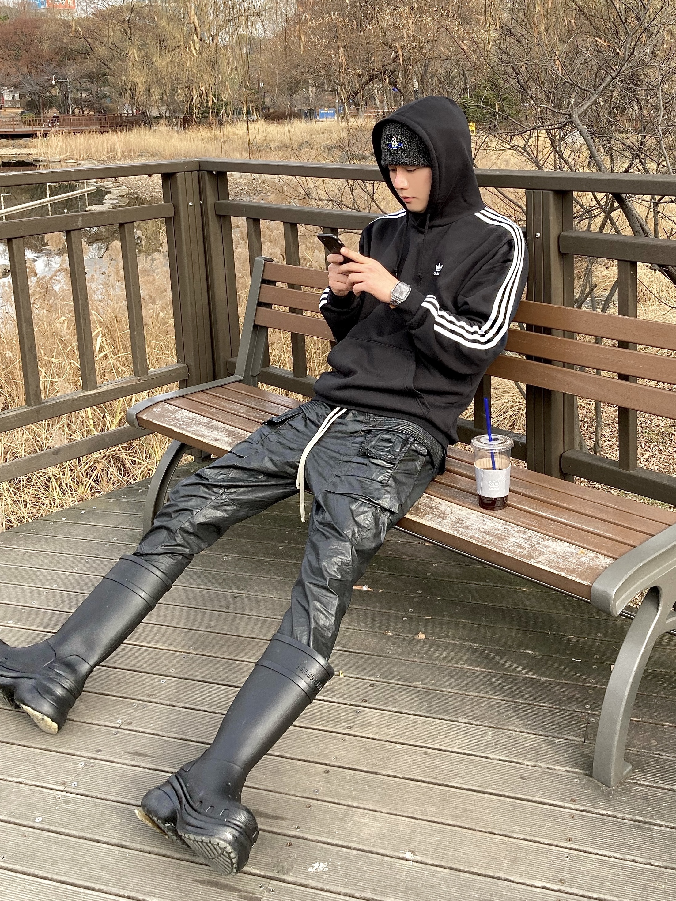 Balenciaga x Crocs Rubber Boot Black 착용 스타일