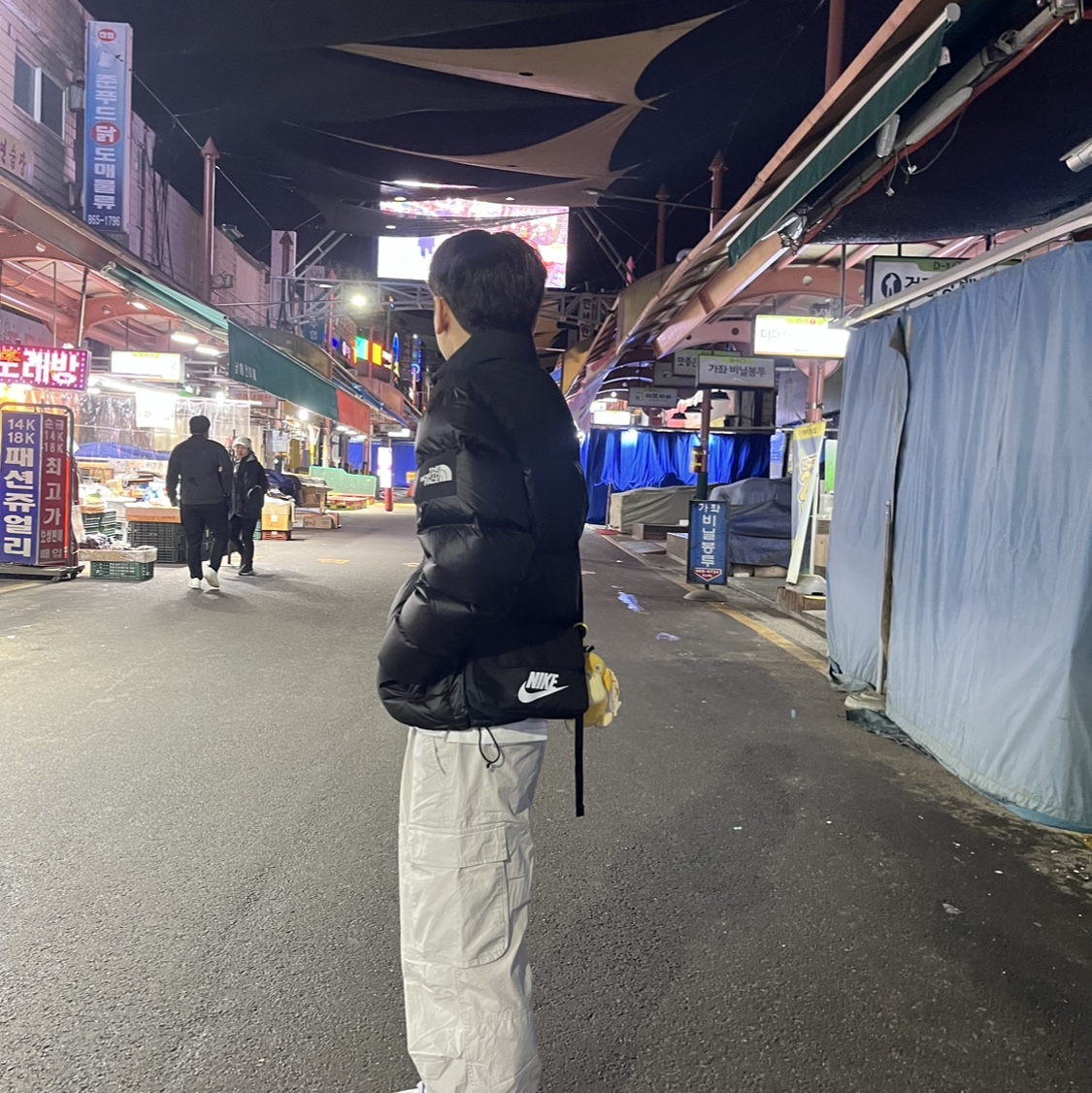Jordan 1 Low Stealth and White 착용 스타일 - 1