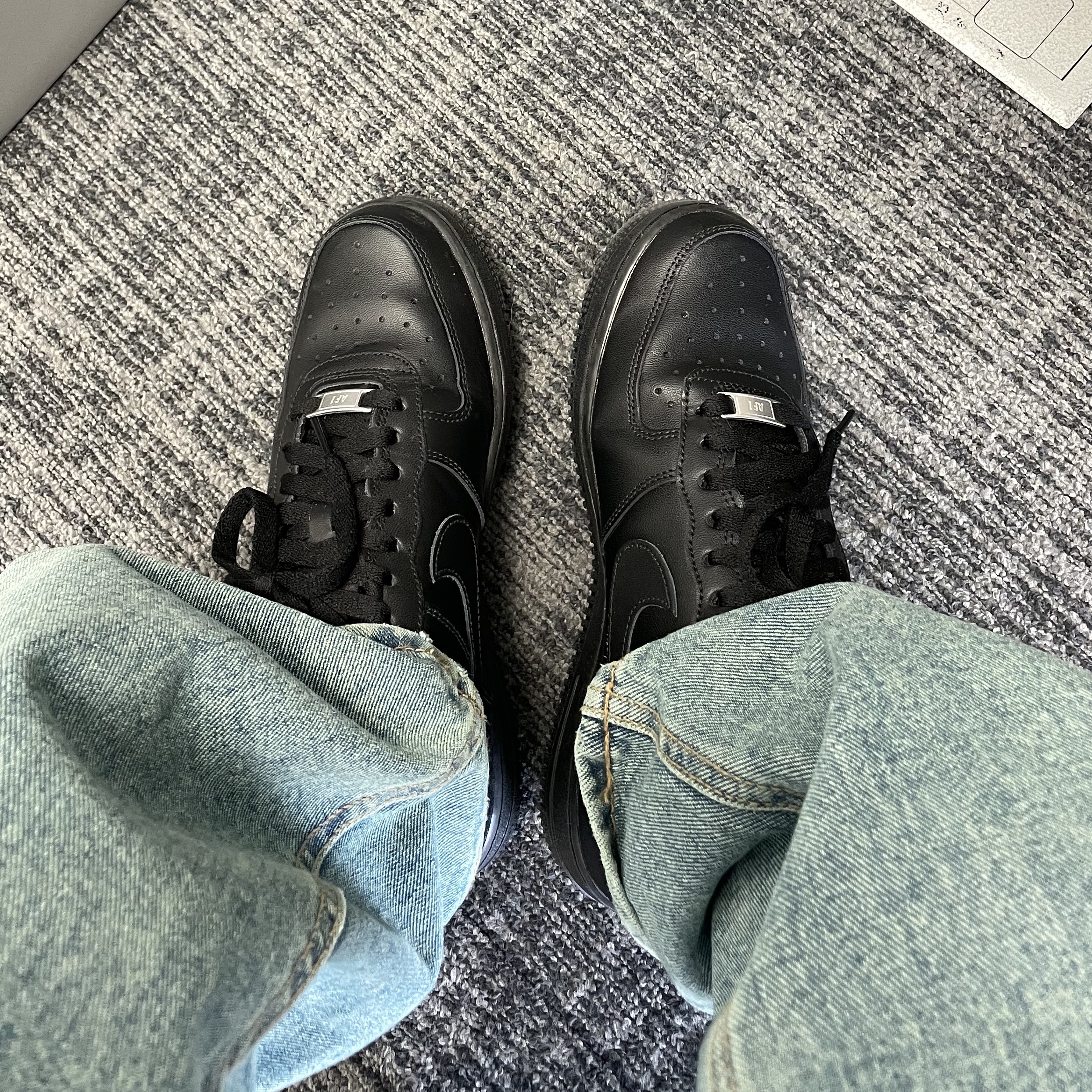 Nike Air Force 1 '07 Low Triple Black 착용 스타일 - 1