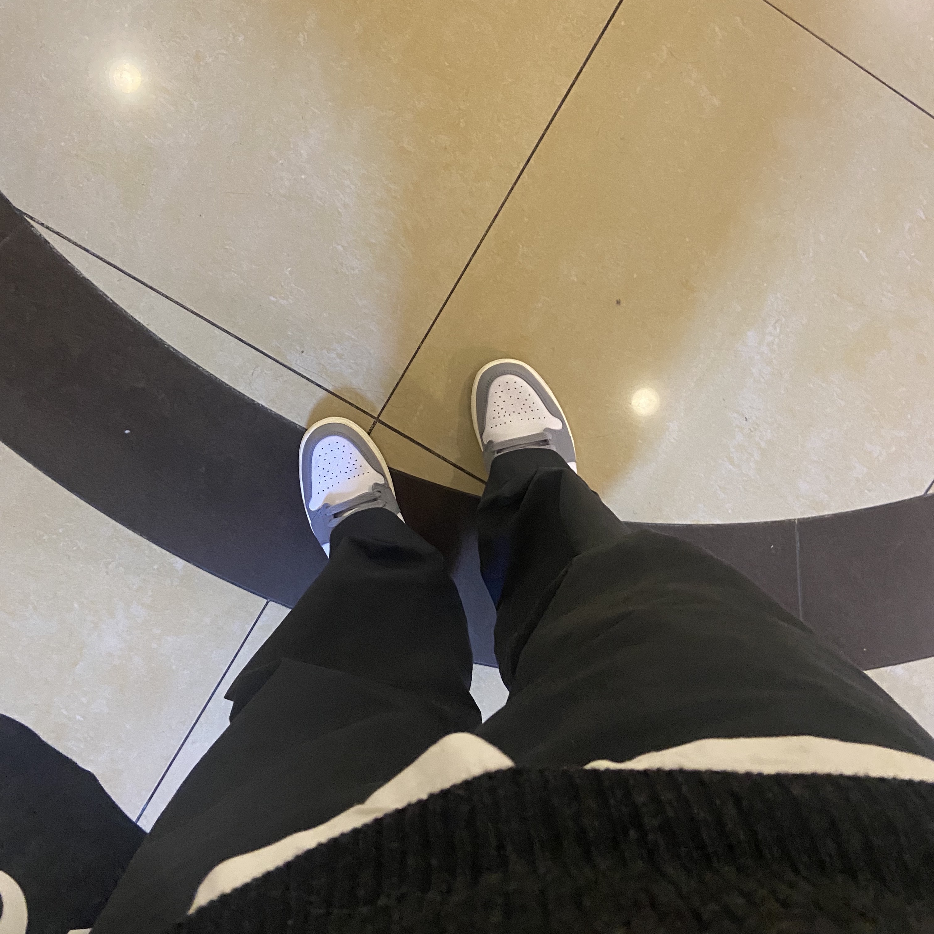 Jordan 1 Low Stealth and White 착용 스타일