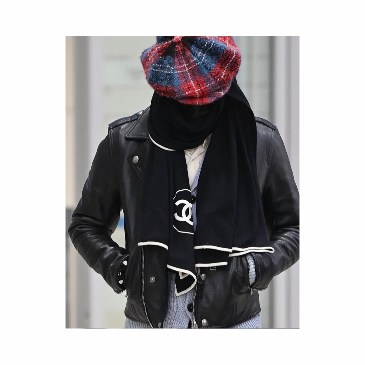 (W) Chanel Scarf Cashmere Silk & Black Ivory 착용 스타일 - 1