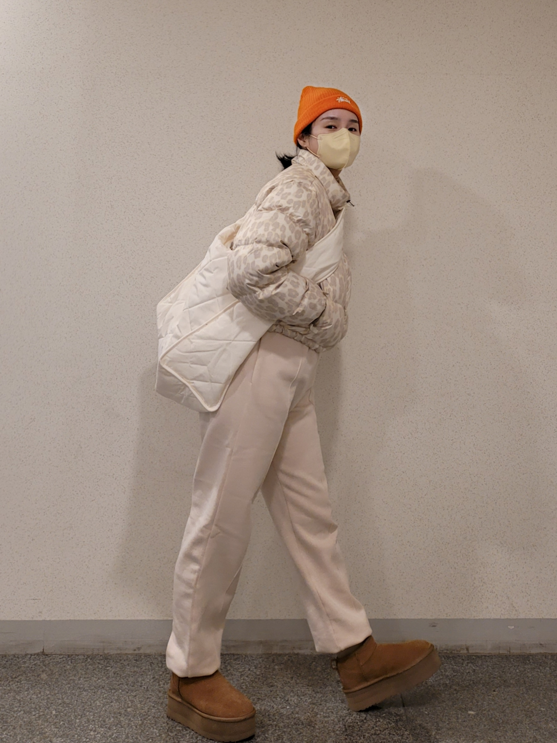 COS Diamond Quilted Oversized Shoulder Bag Cream, (W) UGG Classic Ultra Mini Platform Boots Chestnut 착용 스타일 - 1
