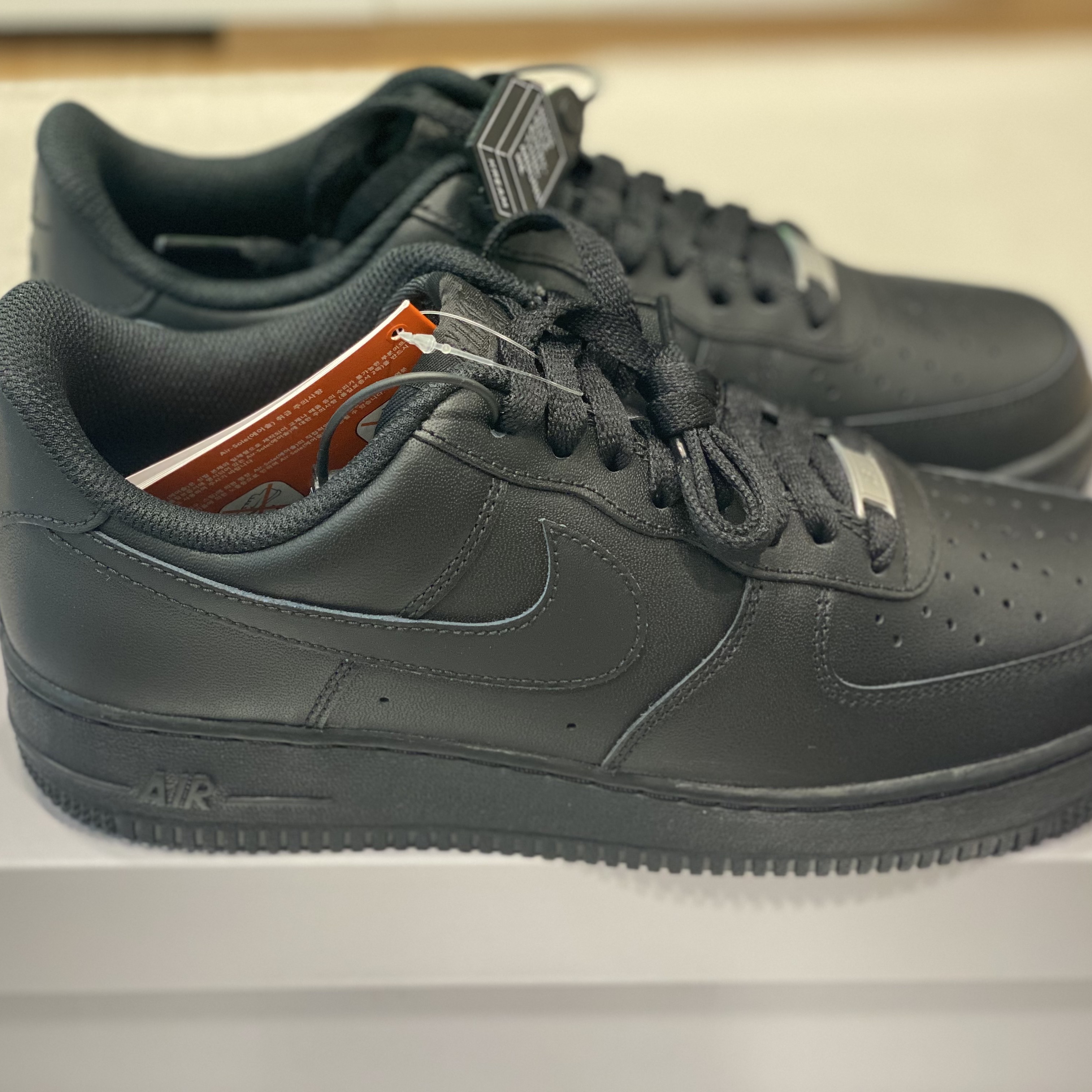 Nike Air Force 1 '07 Low Triple Black 착용 스타일 - 3