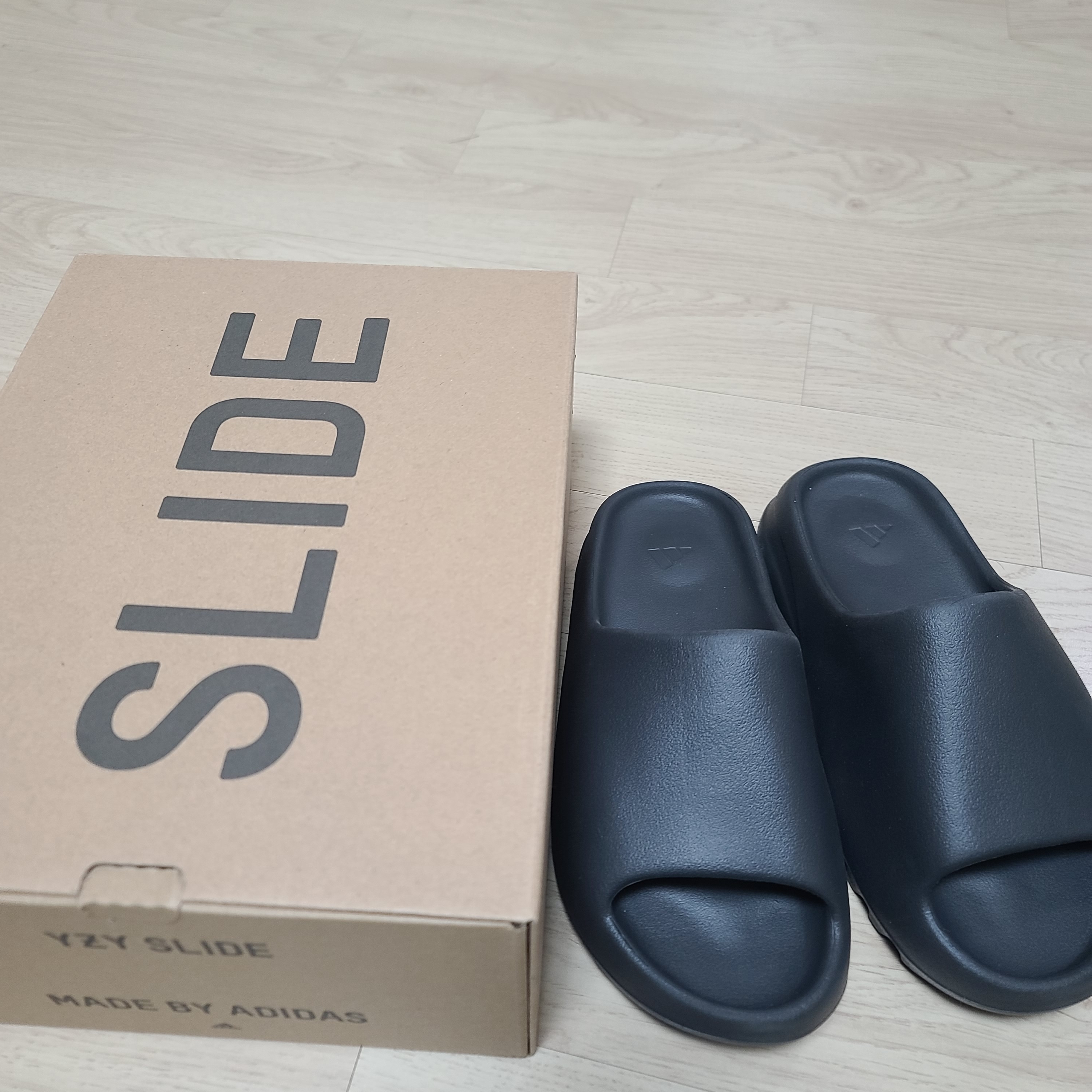 Adidas Yeezy Slide Onyx 착용 스타일