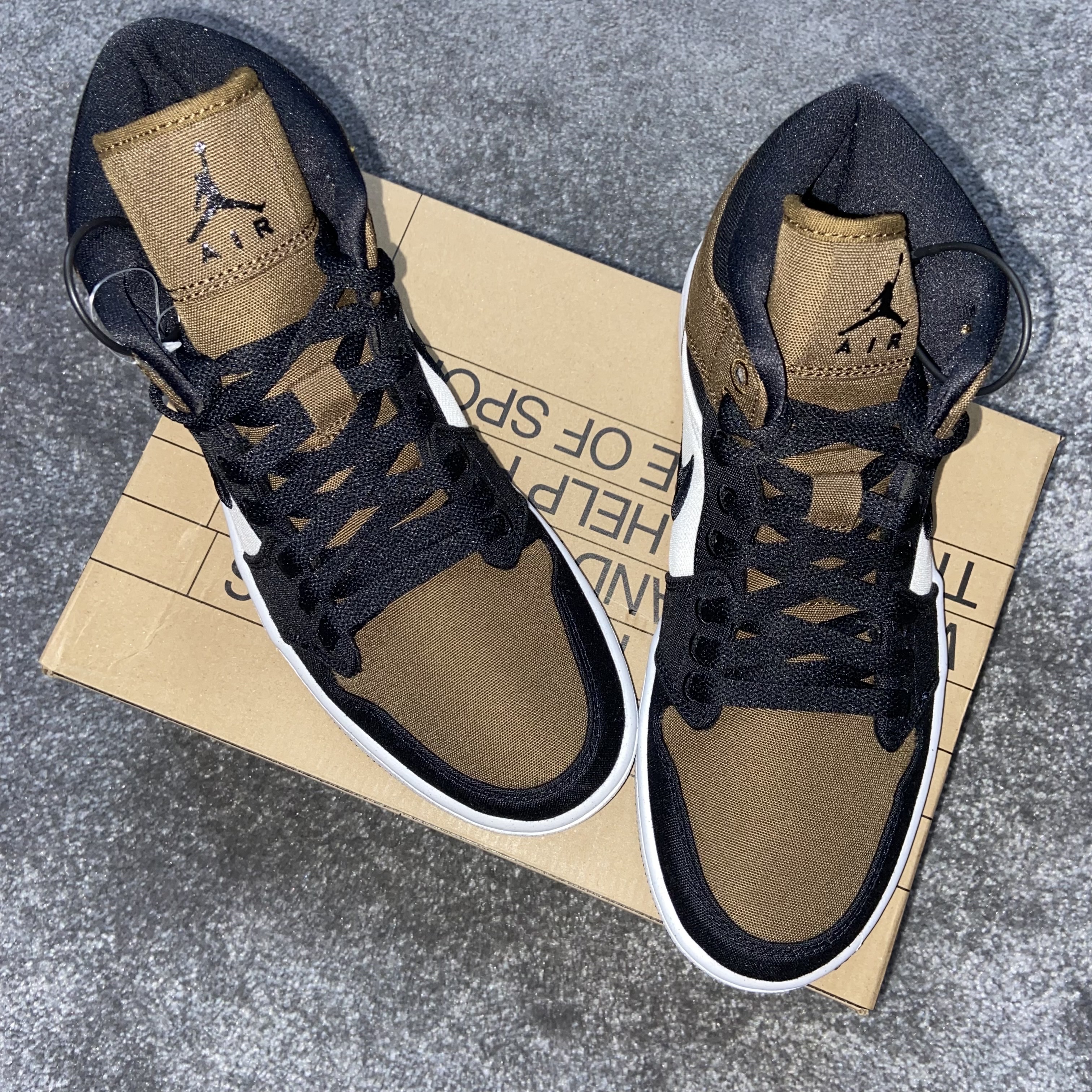 (W) Jordan 1 Mid SE Light Olive Black 착용 스타일