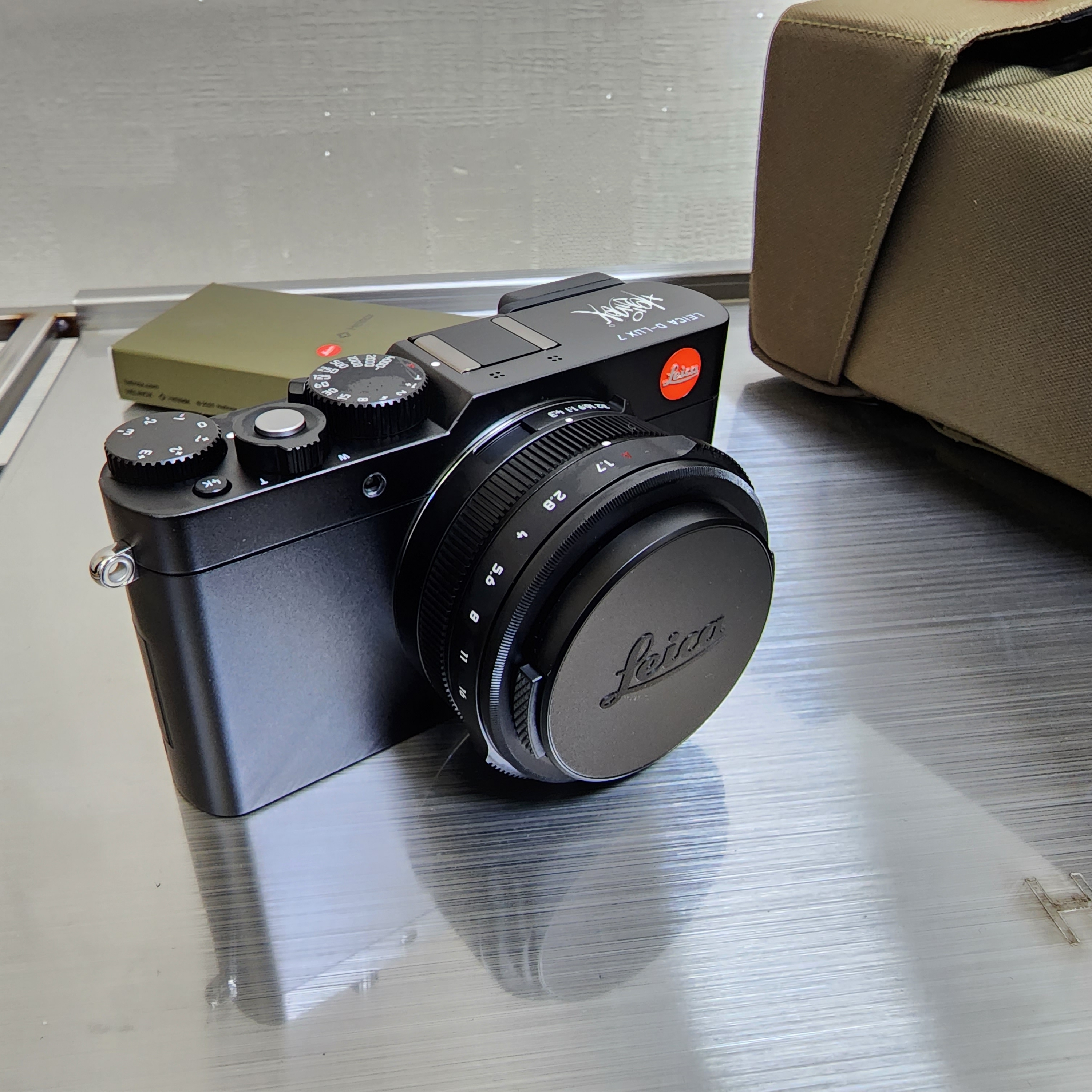 Leica x Helinox D-Lux 7 Black Special Package Edition (Korean Ver.) 착용 스타일 - 1
