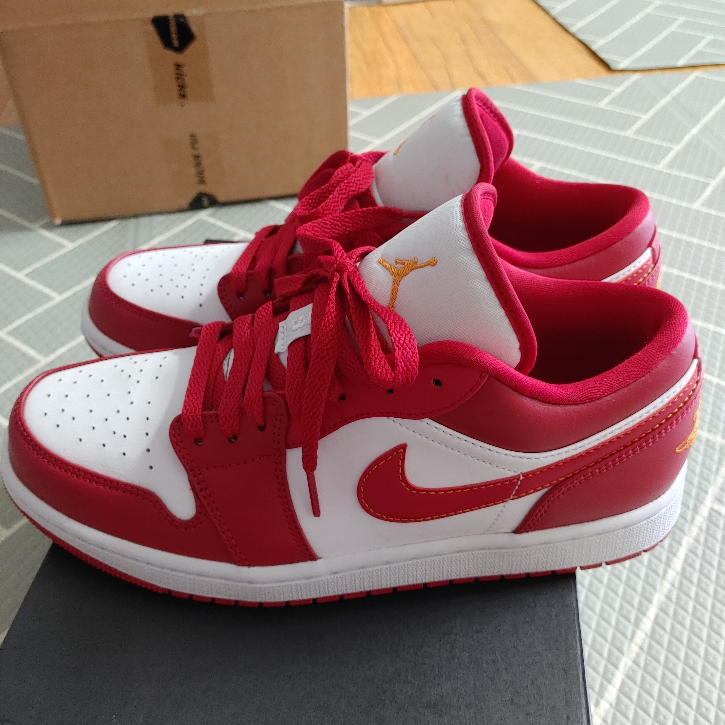 Jordan 1 Low Cardinal Red 착용 스타일 - 2