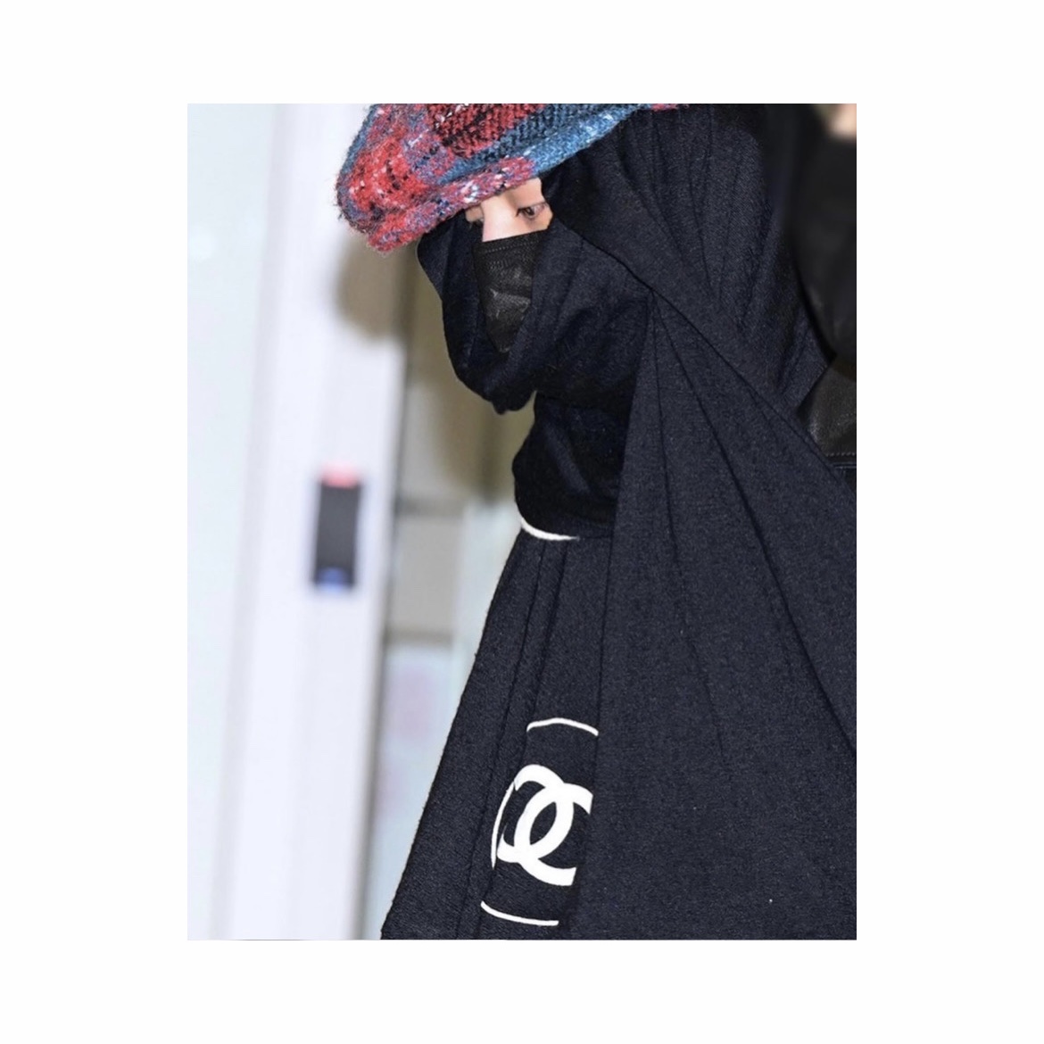 (W) Chanel Scarf Cashmere Silk & Black Ivory 착용 스타일 - 2