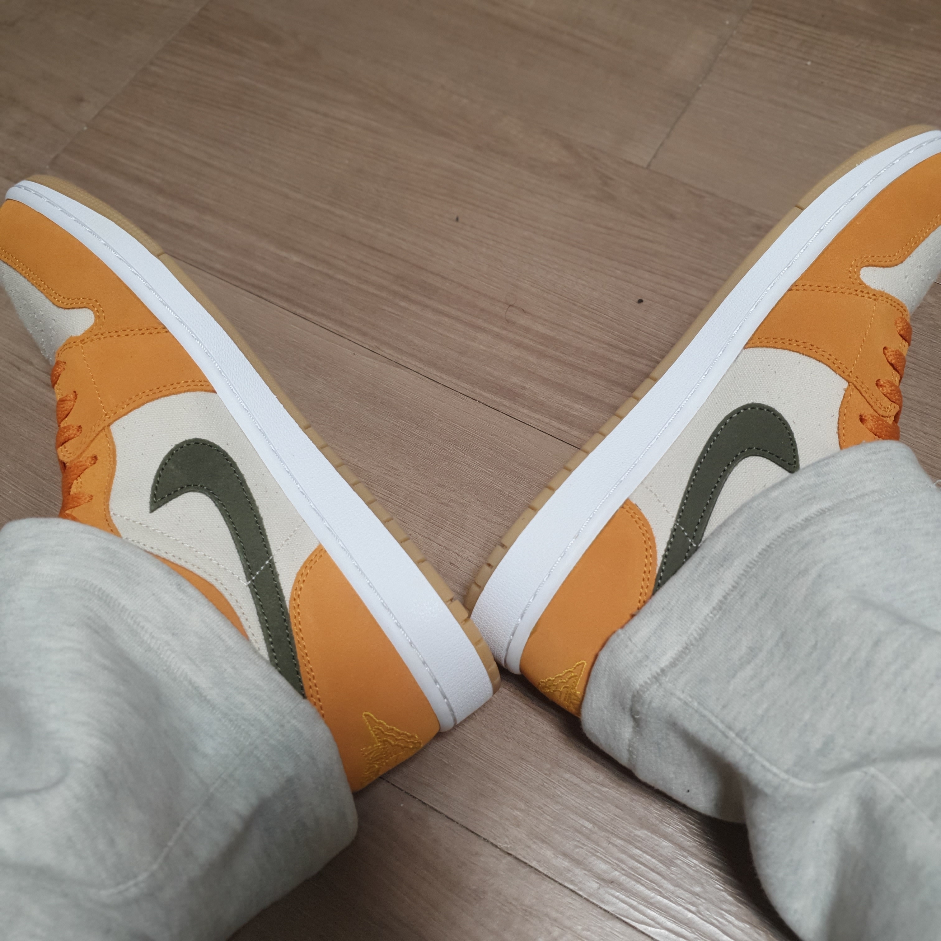 Jordan 1 Low SE Light Curry, Essentials The Core Collection Relaxed Sweatpants Light Oatmeal 착용 스타일