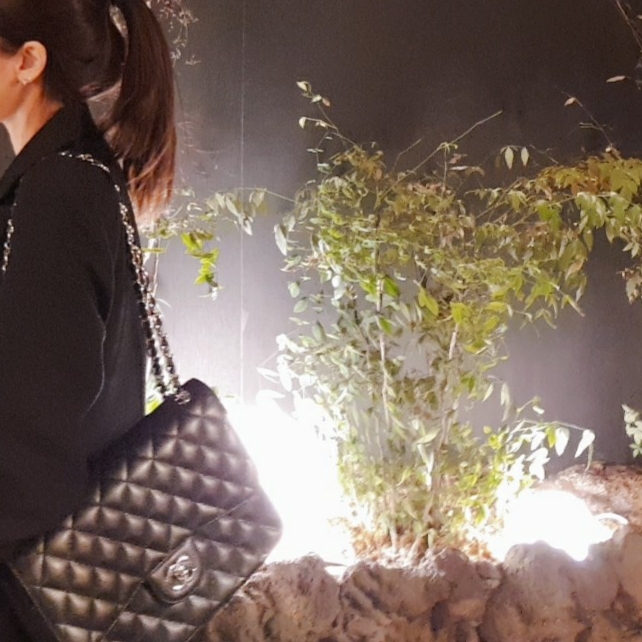 Chanel Large Classic Handbag Grained Calfskin & Silver Black 착용 스타일