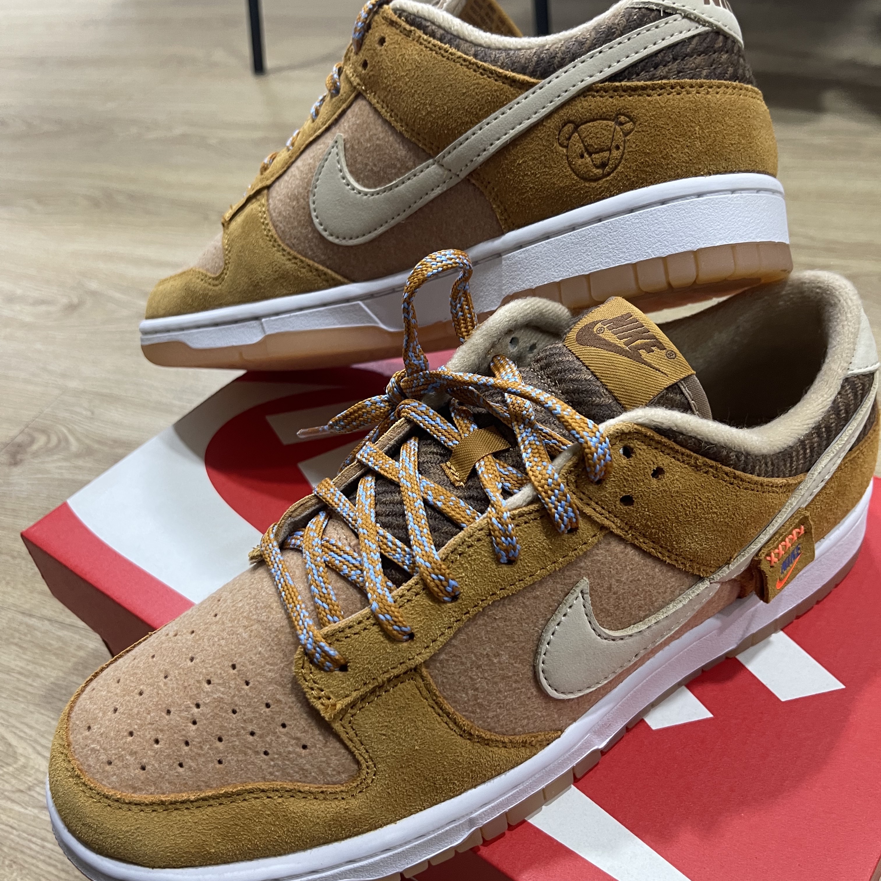 Nike Dunk Low SE Praline Desert Ochre, Nike Dunk Low Retro Black 착용 스타일 - 1